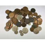 A MIXED LOT OF ASSORTED COINS TO INCLUDE SILVER HALF CROWN GEORGIAN SILVER COIN (RUBBED) ETC