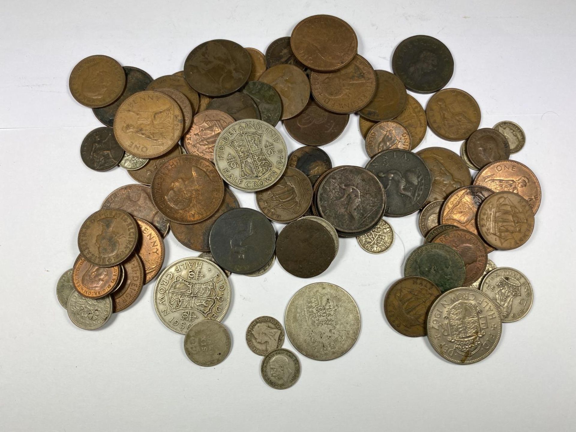 A MIXED LOT OF ASSORTED COINS TO INCLUDE SILVER HALF CROWN GEORGIAN SILVER COIN (RUBBED) ETC