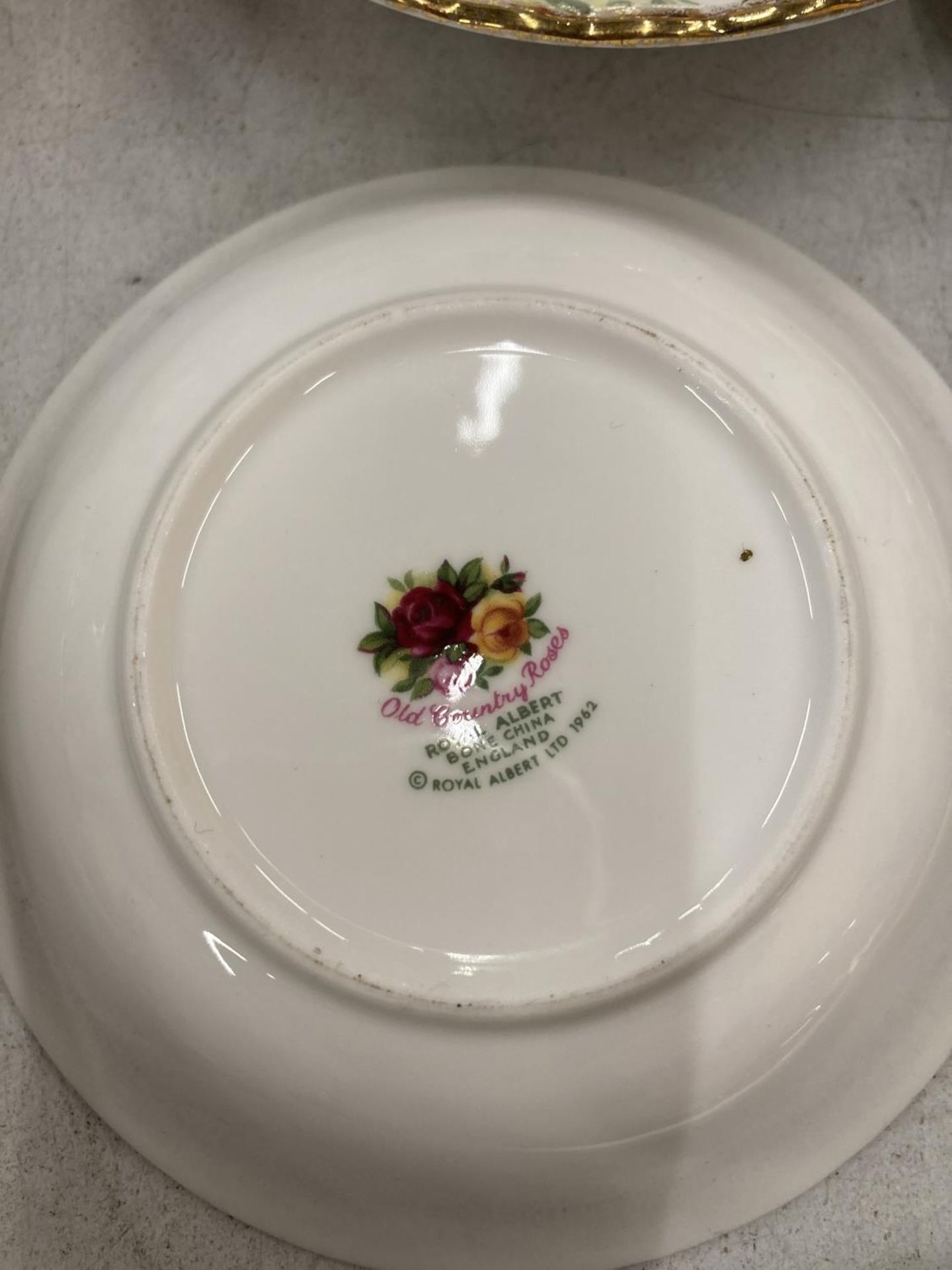 A QUANTITY OF ROYAL ALBERT CHINA TO INCLUDE 'MASQUERADE' CUPS AND SAUCERS, 'OLD COUNTRY ROSES' BOWLS - Image 6 of 6