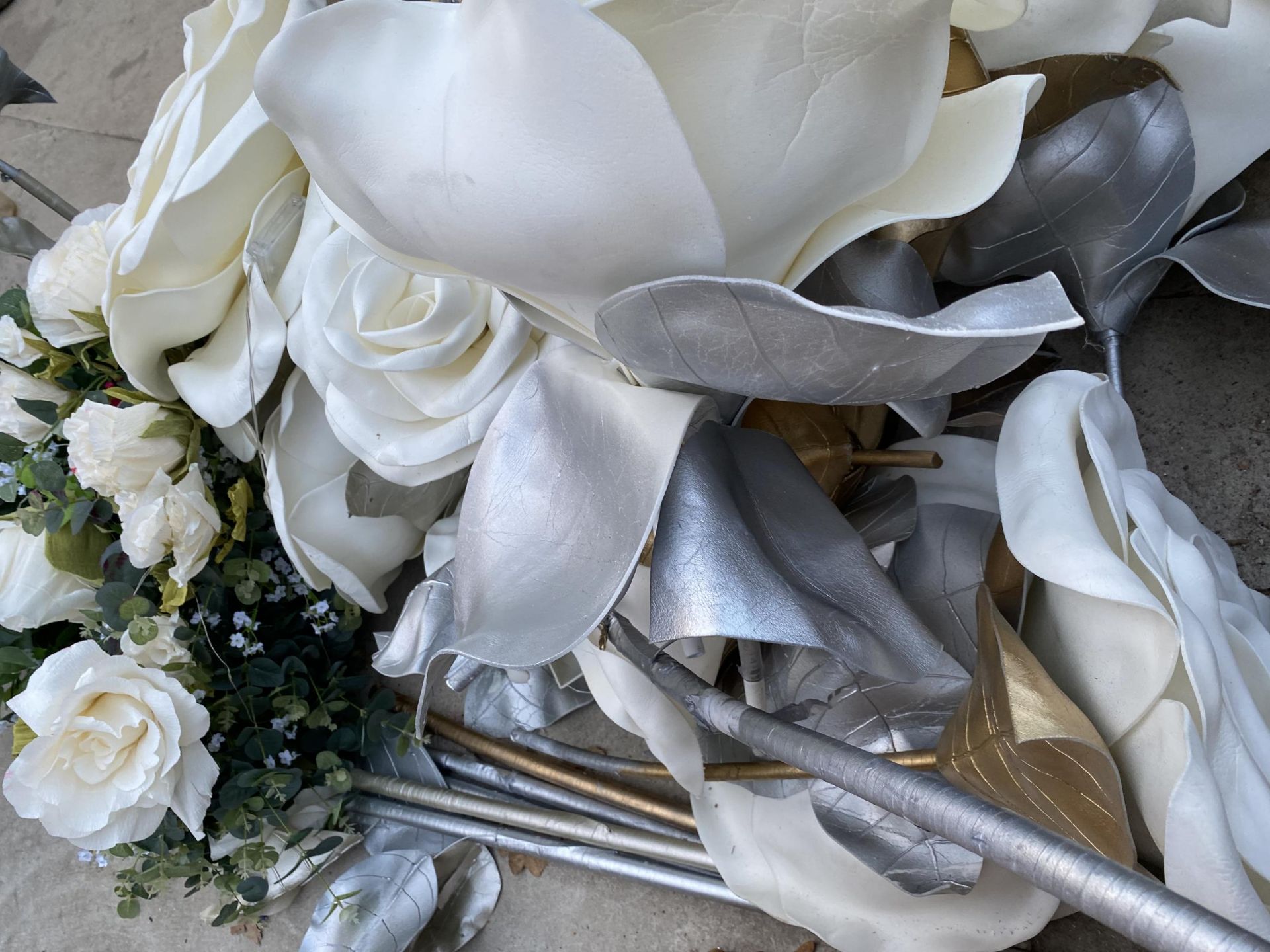 A LARGE QUANTITY OF ARTIFICIAL WEDDING FLOWERS AND DECORATIONS - Image 8 of 10