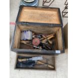 A VINTAGE WOODEN TOOL CHEST AND AN ASSORTMENT OF TOOLS TO INCLUDE CHISELS AND BRACE DRILLS ETC
