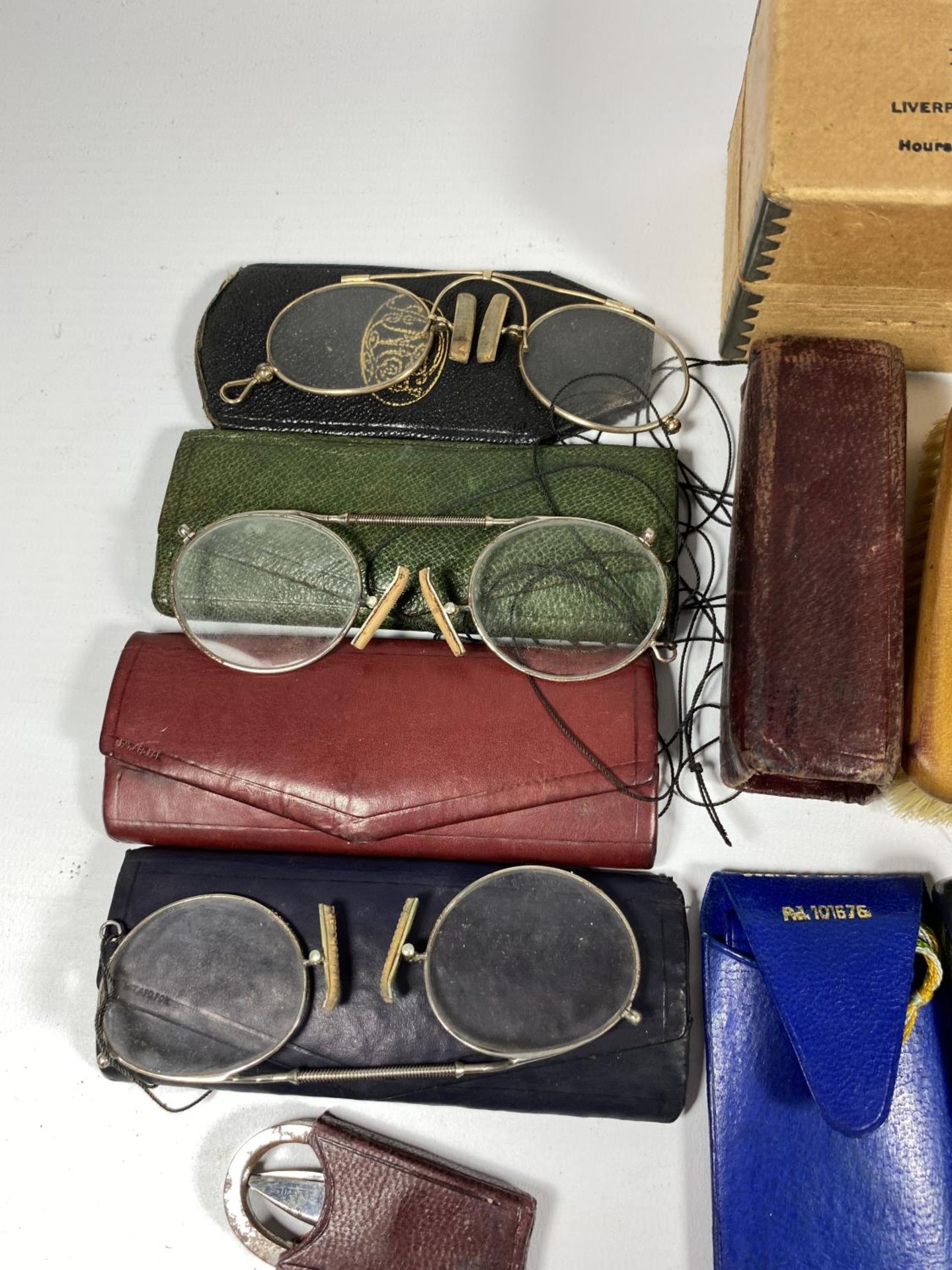 A MIXED GROUP OF VINTAGE ITEMS TO INCLUDE CASED SPECTACLES, GILT KEY IN CASE ETC - Image 4 of 4