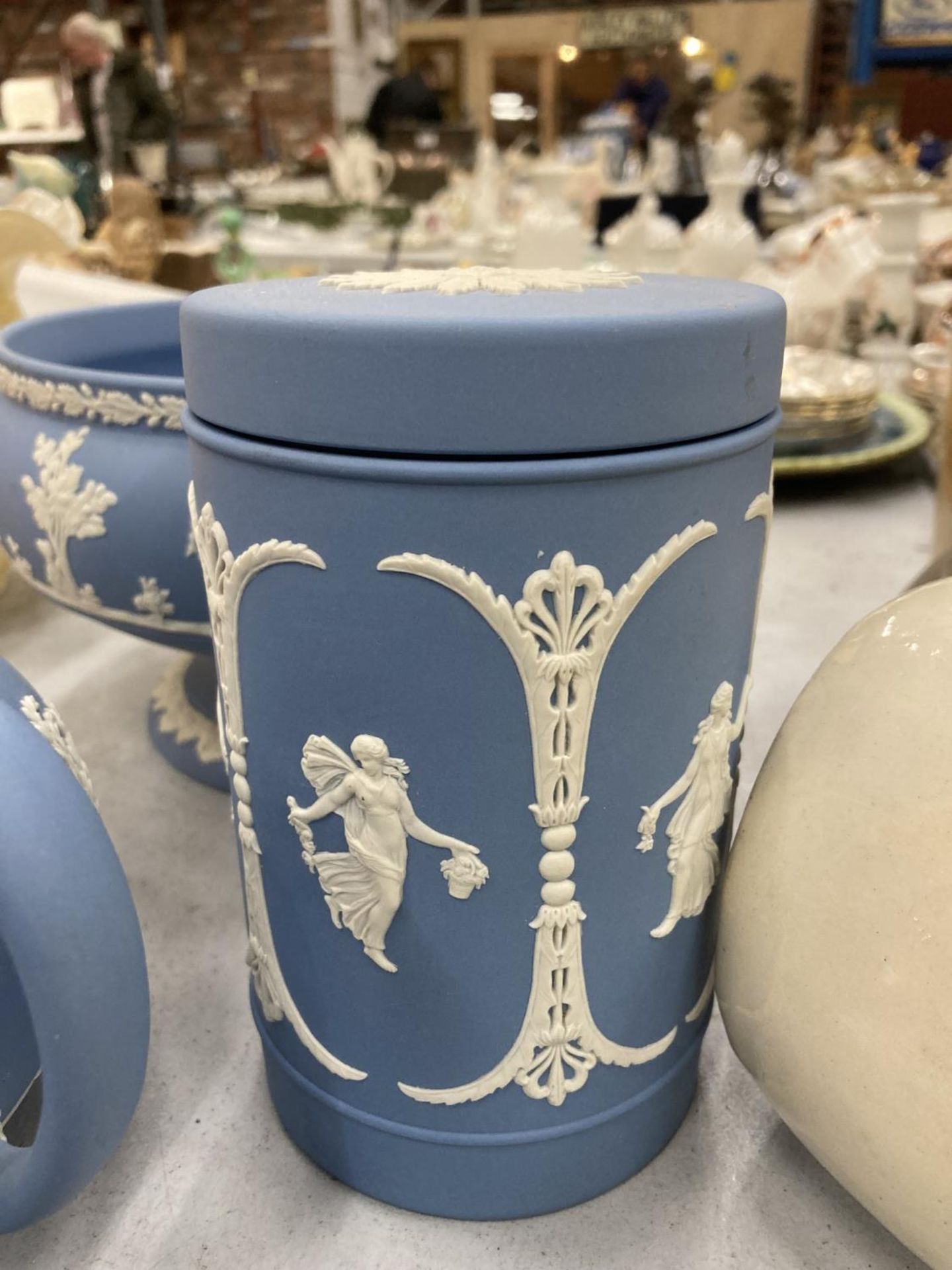 A QUANTITY OF WEDGWOOD JASPERWARE TO INCLUDE TEA AND COFFEE POT, BOWL, JUG, LIDDED POTS, CUP AND - Image 4 of 6