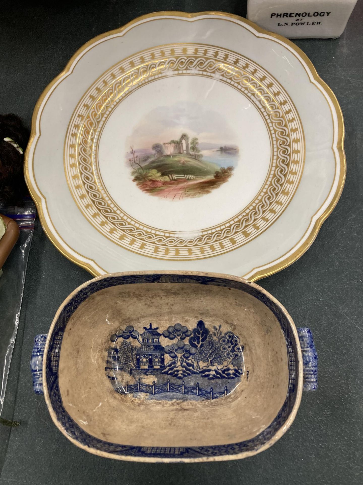 A DAVENPORT CABINET PLATE WITH CENTRE DECORATION AND GILDING DIAMETER 24CM PLUS A BLUE AND WHITE - Image 2 of 4