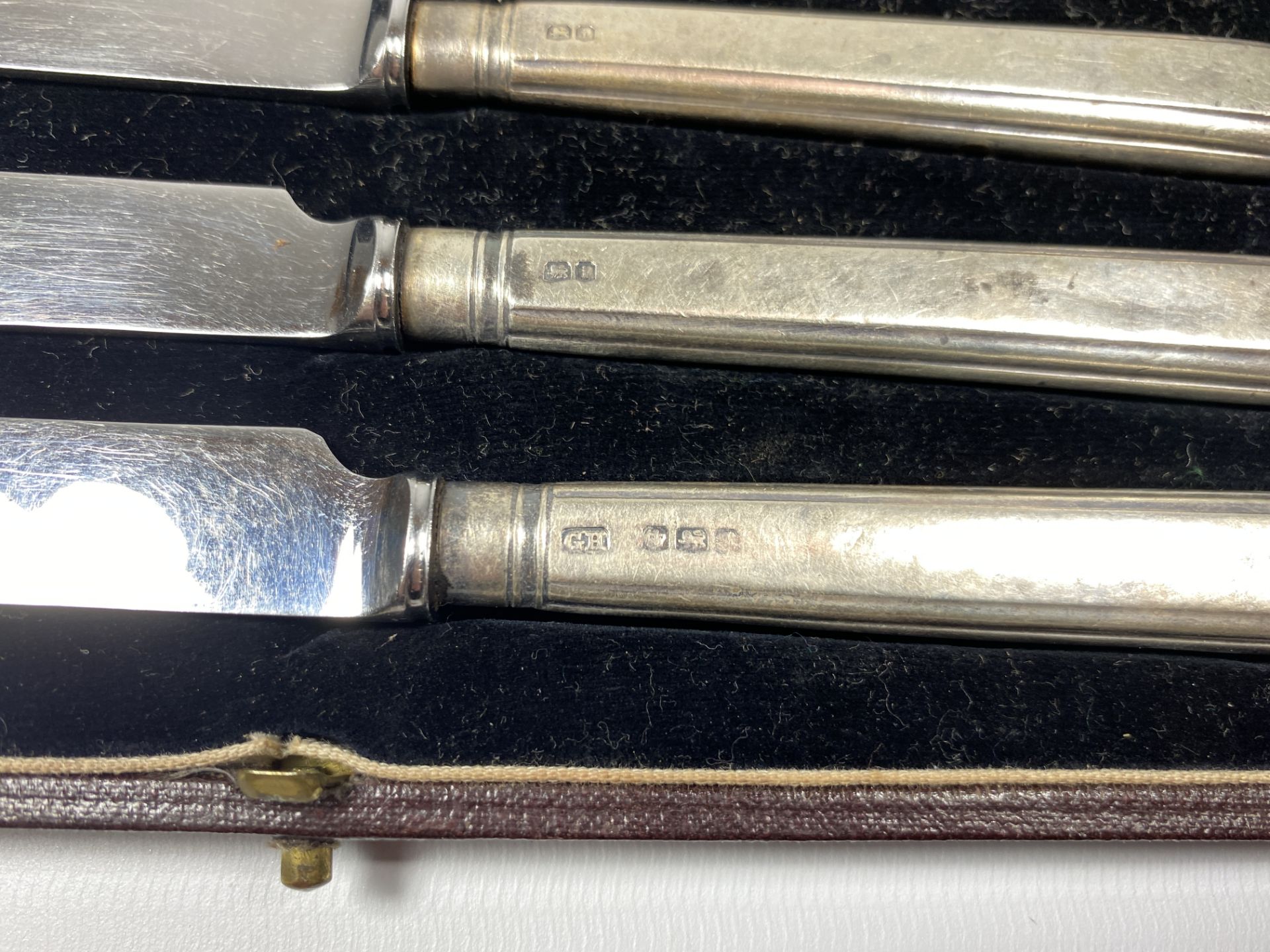 A CASED SET OF HALLMARKED SILVER HANDLED BUTTER KNIVES - Image 2 of 3