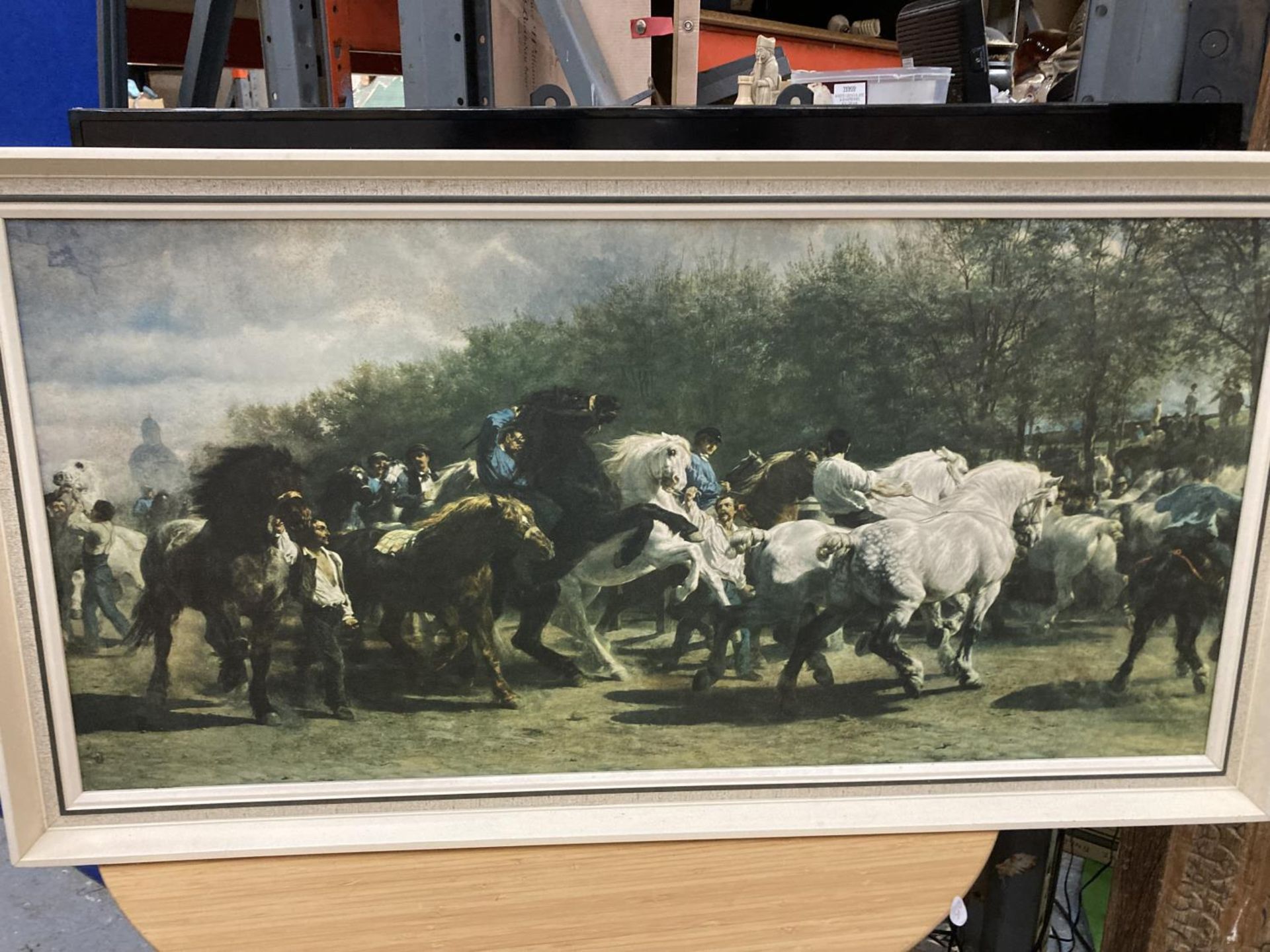 A LARGE1960'S PRINT OF ROMANY GYPSIES AND HORSES, IN WHITE FRAME 95CM X 50CM