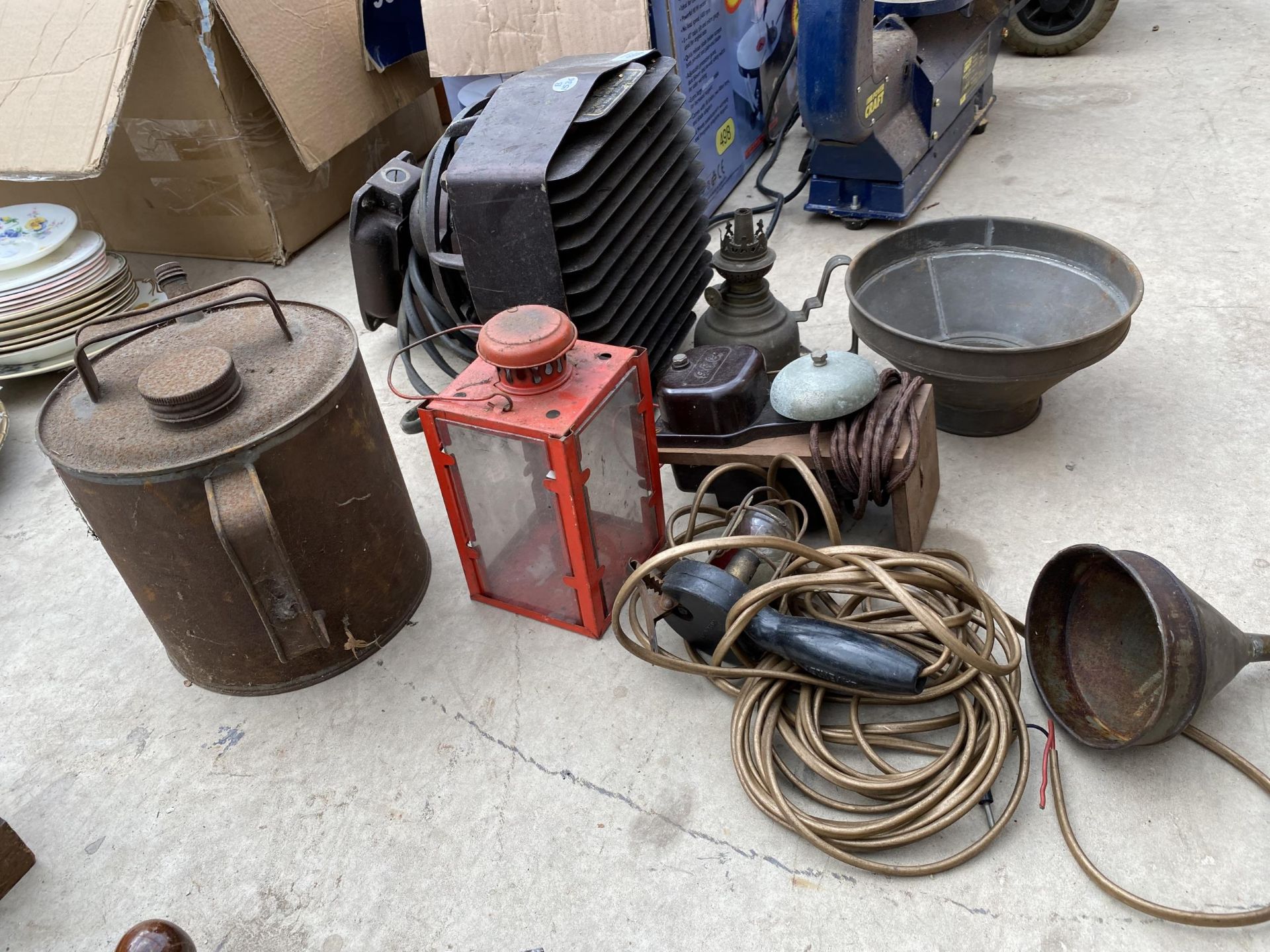 A COLLECTION OF VINTAGE ITEMS TO INCLUDE A VINTAGE WALL HEATER, BELL, OIL CAN ETC - Image 2 of 4