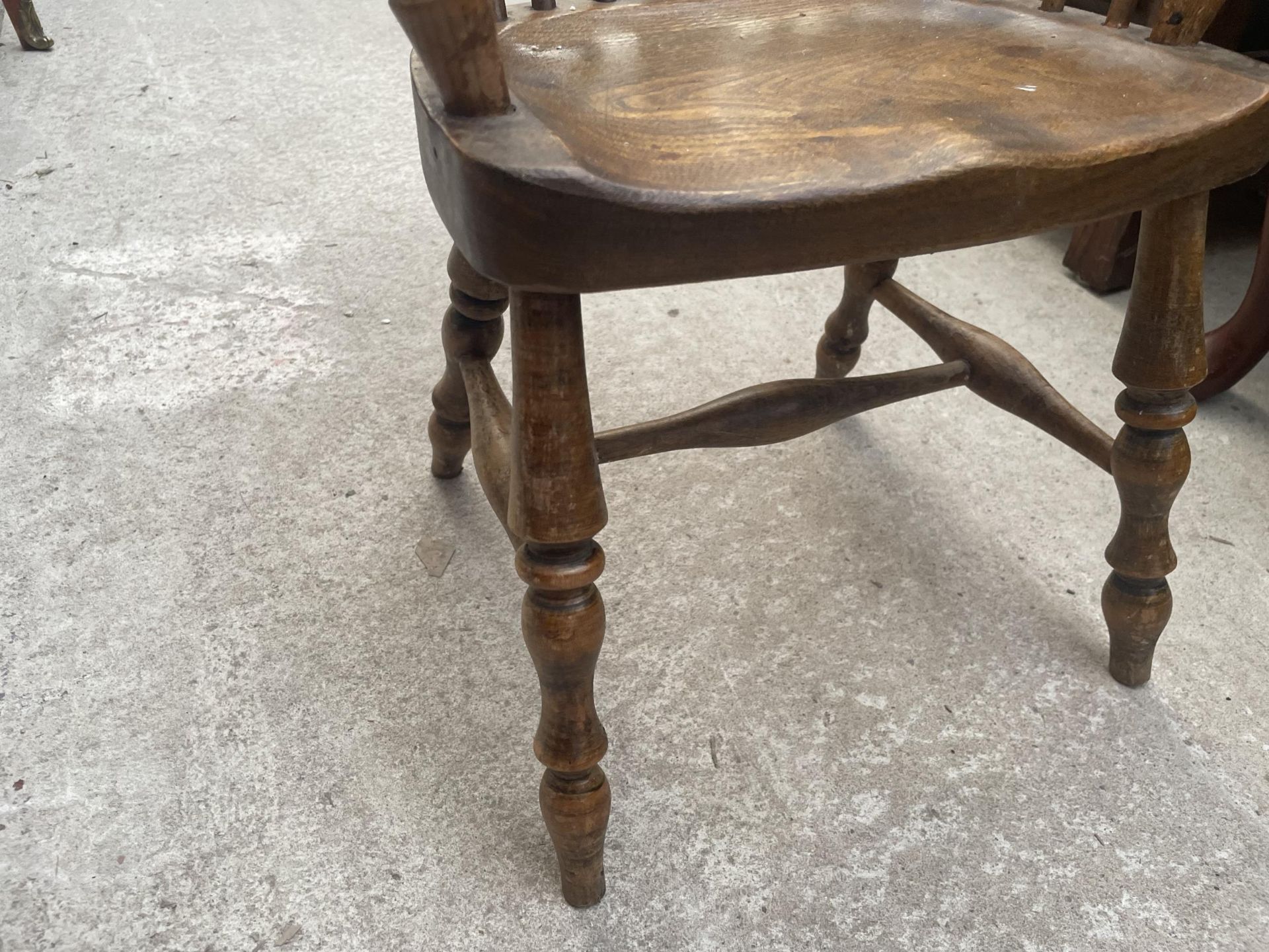 AN 18TH CENTURY STYLE BEECH WINDSOR STYLE CHILDS CHAIR - Image 4 of 4