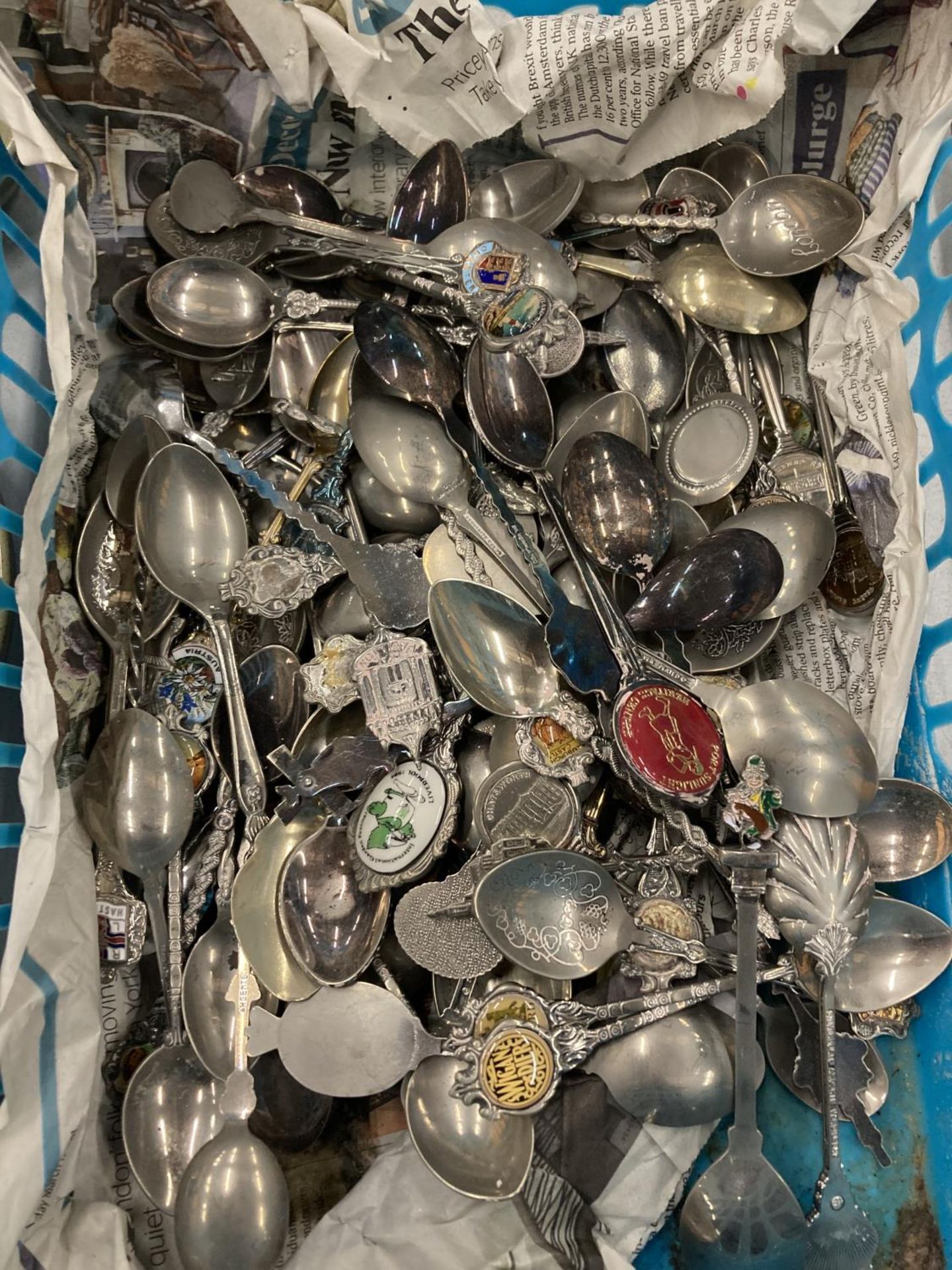 A LARGE COLLECTION OF SOUVENIR TEASPOONS