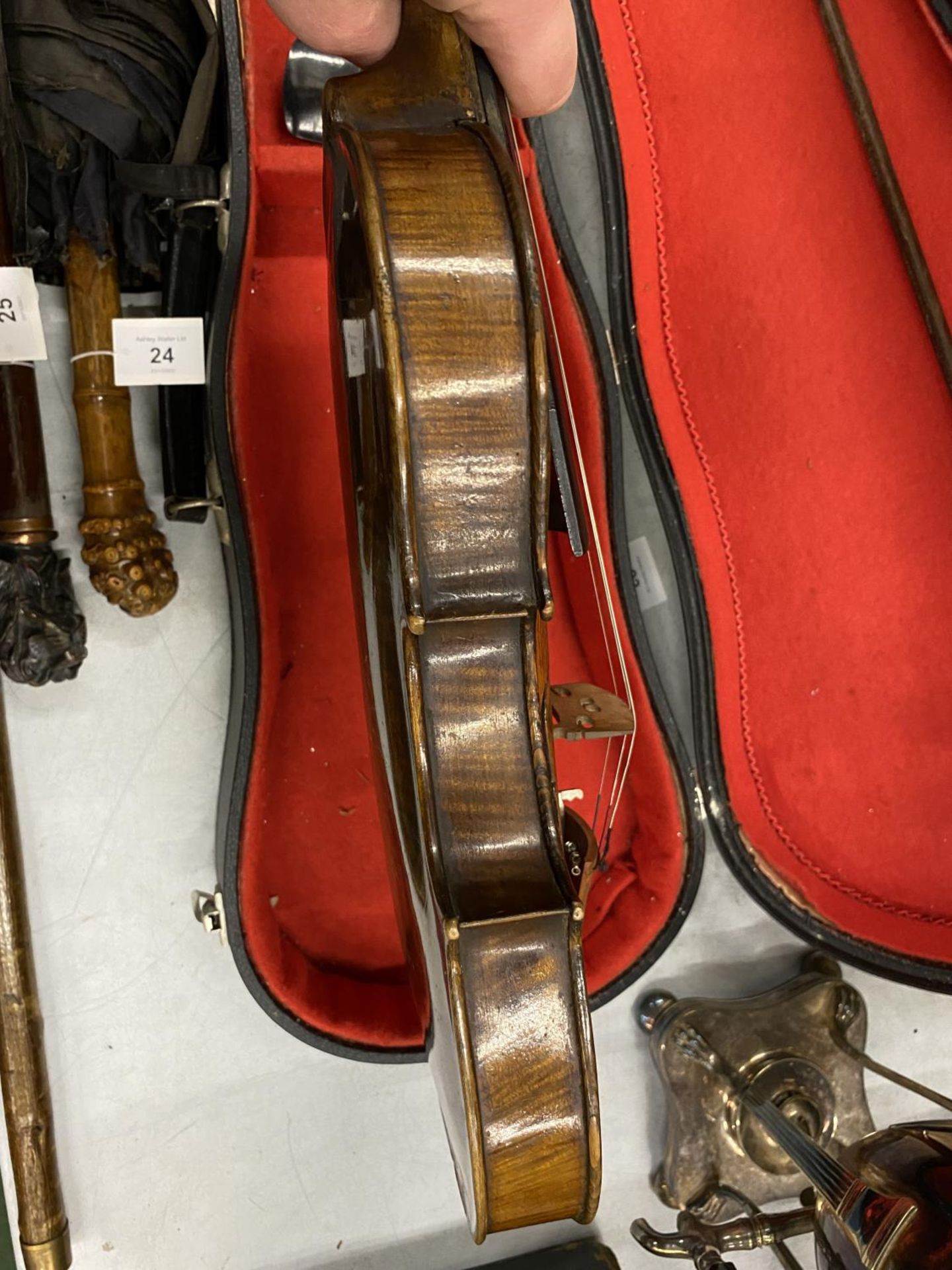 A 19TH CENTURY CASED VIOLIN WITH PAPER LABEL TO INTERIOR - 'JOANNES GEORGIUS' (DATE DIFFICULT TO - Image 6 of 10