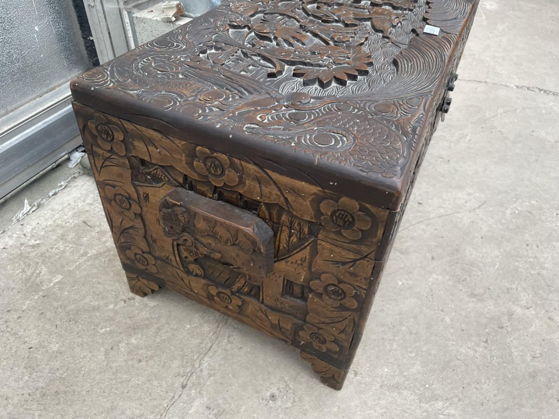 A MID 20TH CENTURY CAMPHOR WOOD CHEST PROFUSELY CARVED WITH ORIENTAL SCENES, 31.5X14.5" - Image 3 of 5