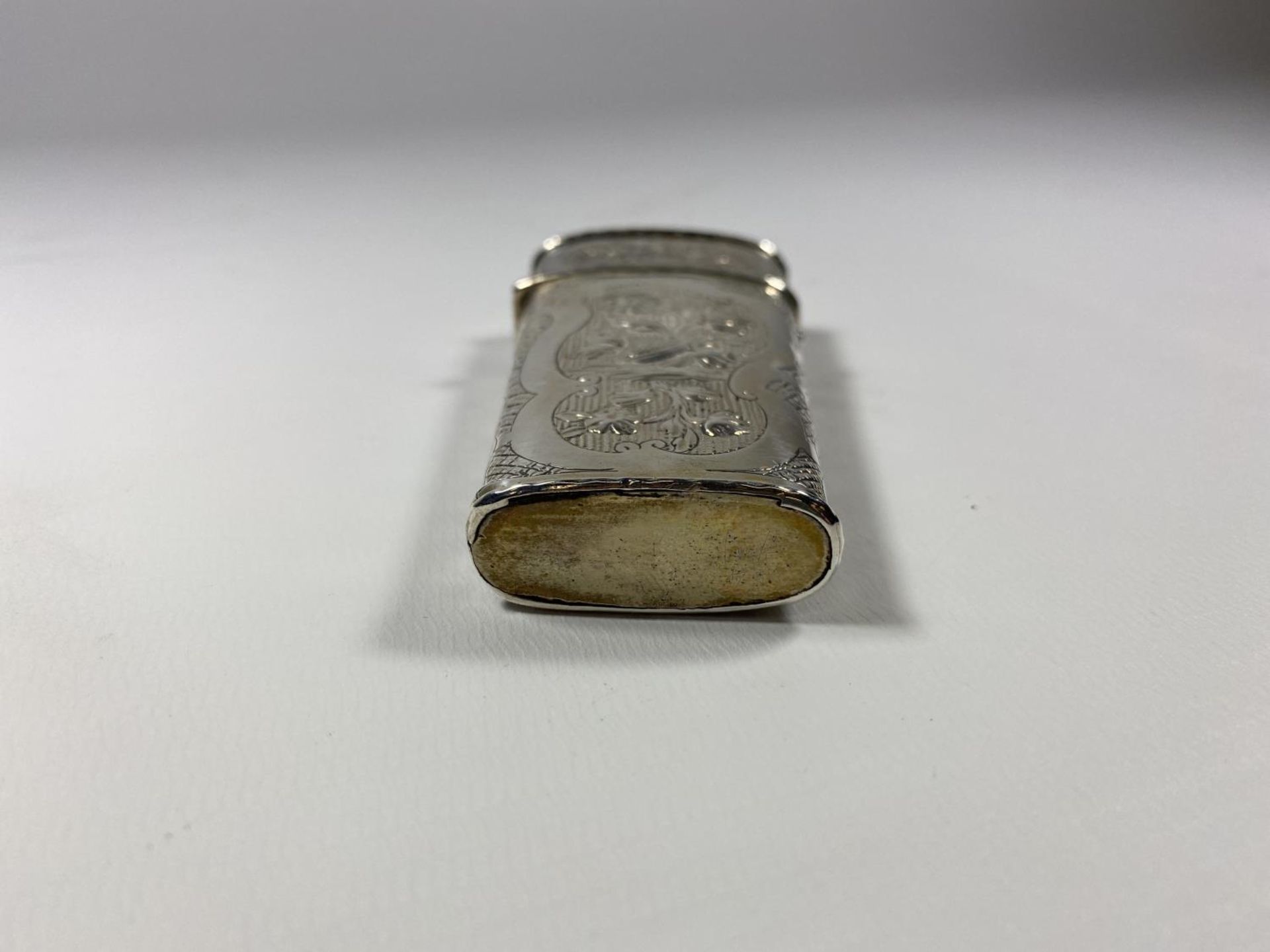 AN UNMARKED CONTINENTAL, BELIEVED SILVER' LADIES MANICURE SET AND CONTENTS - Image 6 of 6