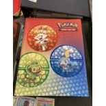 A FOLDER OF POKEMON CARDS TO INCLUDE 1999 BASE SET, TOPPS SERIES 1 INCLUDING CHARIZARD AND HOLOS