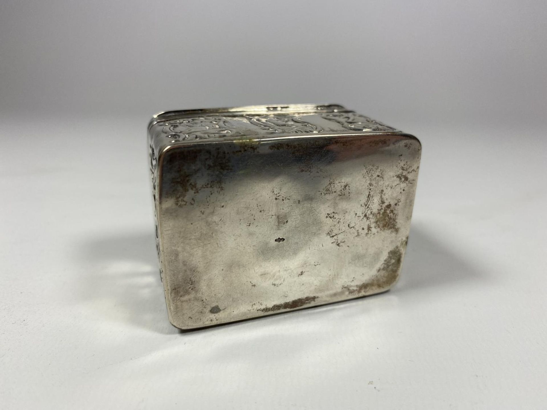 A CONTINENTAL WHITE METAL, POSSIBLY DUTCH, MINIATURE LIDDED PILL BOX / CHEST, UNMARKED - Image 5 of 7