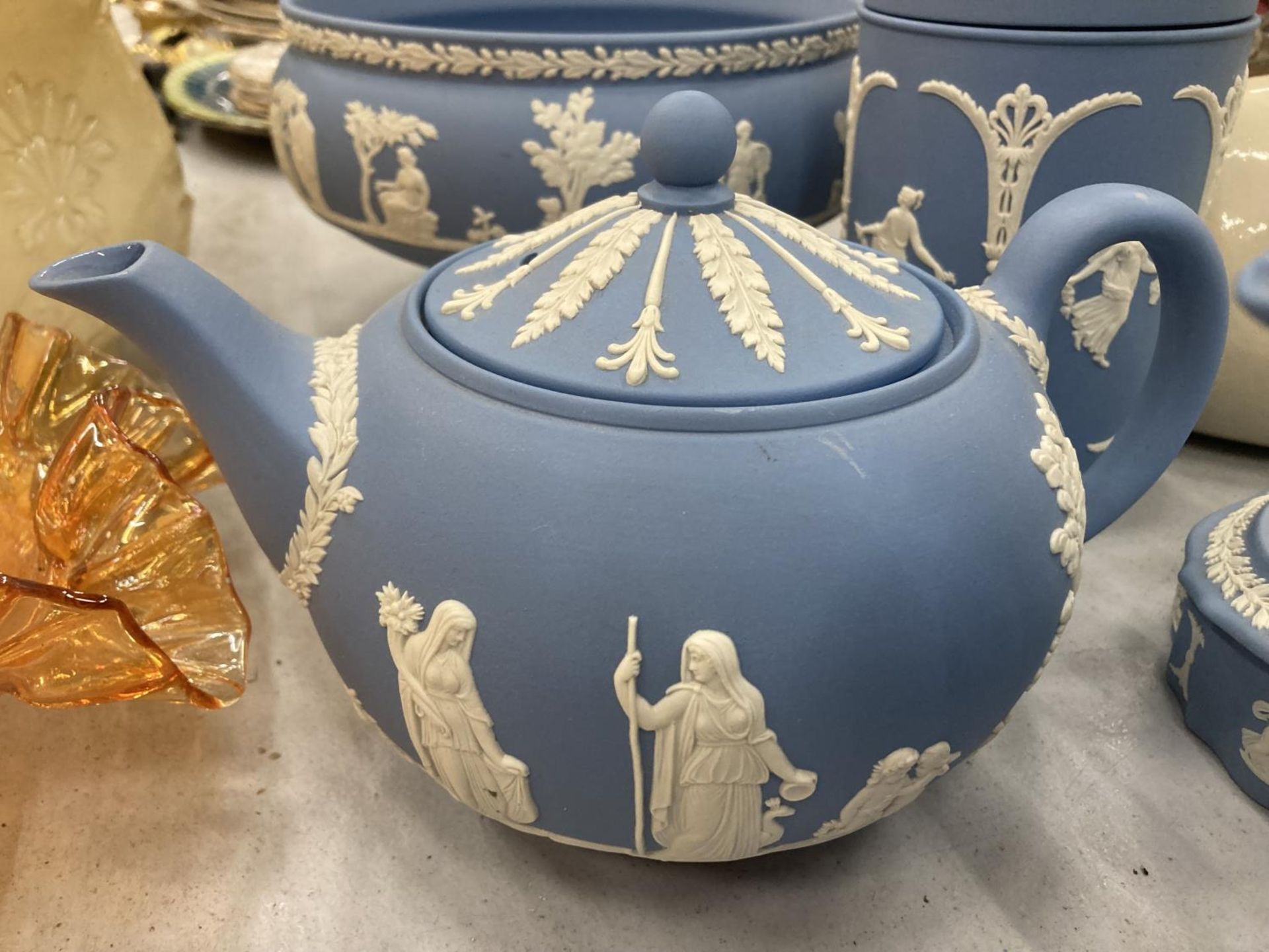 A QUANTITY OF WEDGWOOD JASPERWARE TO INCLUDE TEA AND COFFEE POT, BOWL, JUG, LIDDED POTS, CUP AND - Image 5 of 6