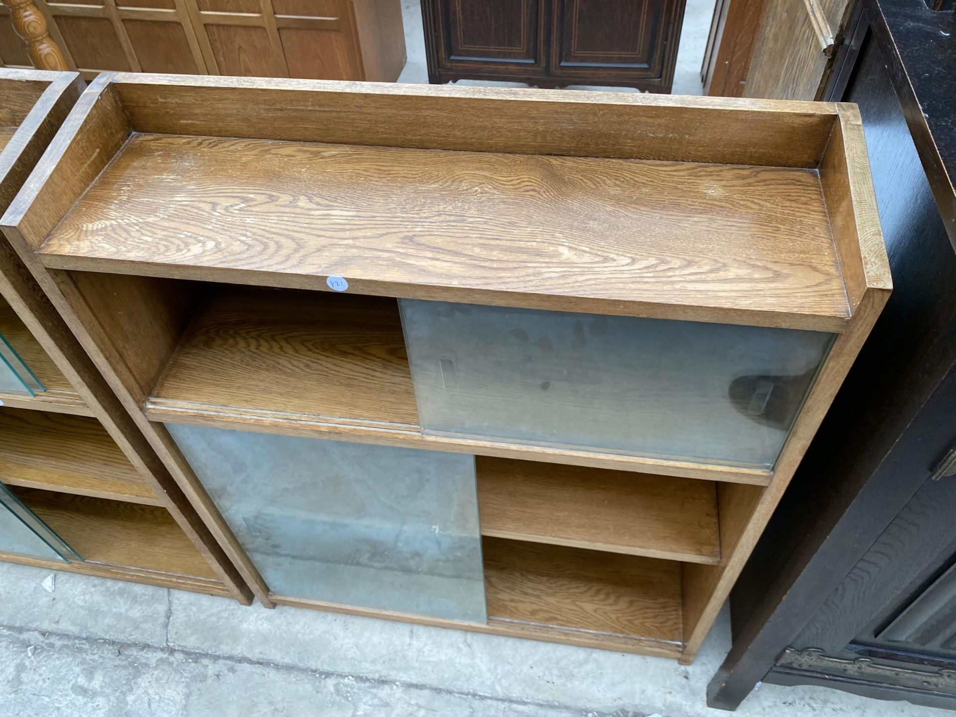 A PAIR OF OAK FOUR TIER BOOKSHELVES WITH GLASS SLIDING DOORS, 30" WIDE - Bild 3 aus 4