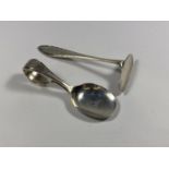 A HALLMARKED SILVER BABY'S SPOON & FOOD PUSHER SET, MARKS FOR BIRMINGHAM 1932/33