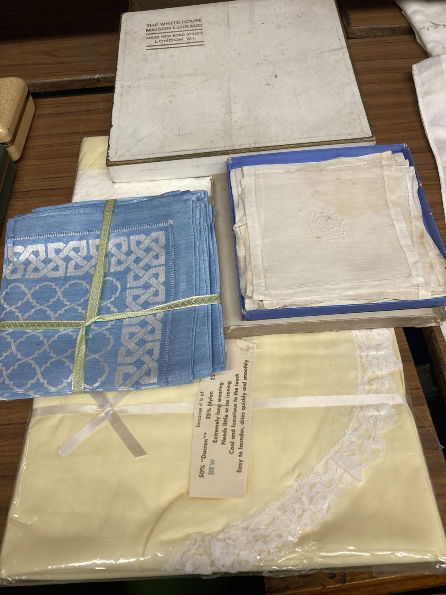 A QUANTITY OF VINTAGE LINEN, ETC TO INCLUDE IRISH TABLE DAMASK HANDKERCHIEFS, THE WHITE HOUSE,