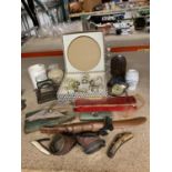A MIXED LOT TO INCLUDE GOGGLES, STONEWARE POTS, A BOXED SET OF SPIRIT GLASSES, DOMINOES, ALARM