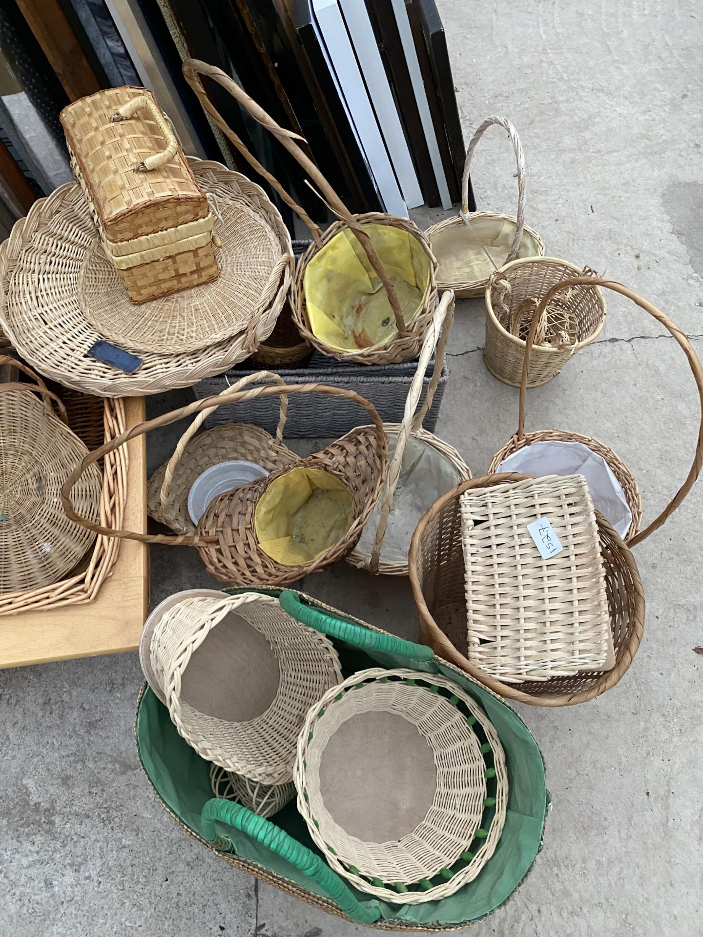 A LARGE QUANTITY OF WICKER BASKETS AND A SMALL DRESSING TABLE MIRROR - Image 3 of 4