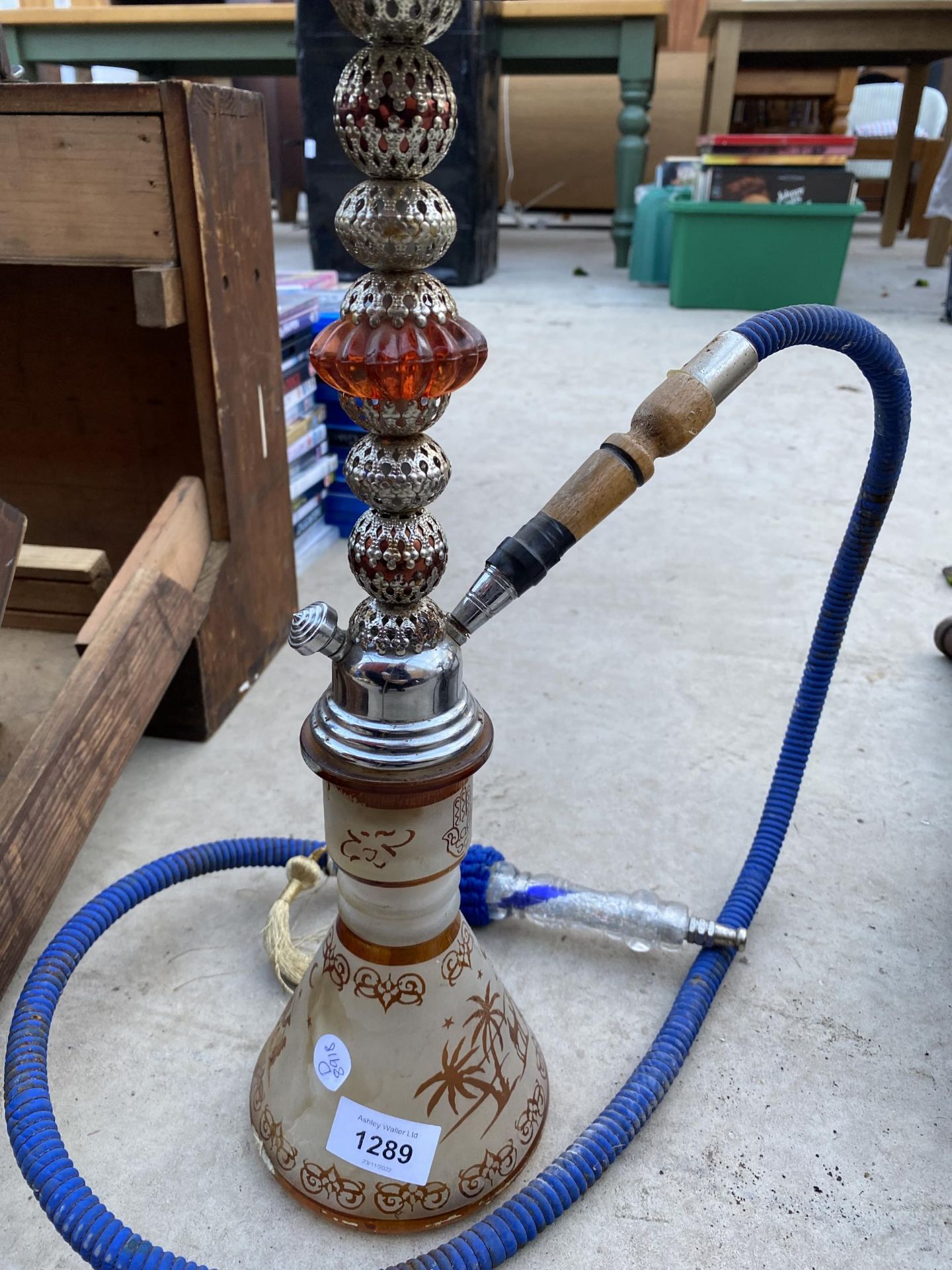 A VINTAGE DECORATIVE GLASS AND METAL SISHA PIPE - Image 2 of 3