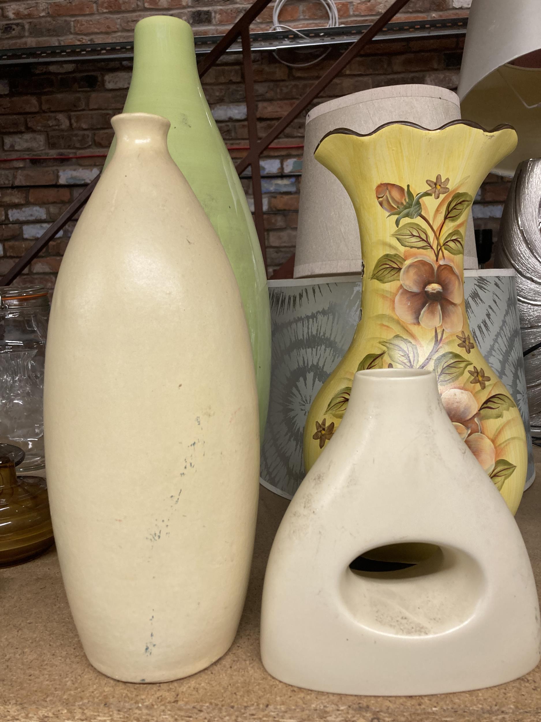 FOUR VASES OF WHICH THREE ARE MODERN IN STYLE AND ONE FLORAL A/F - Bild 4 aus 4