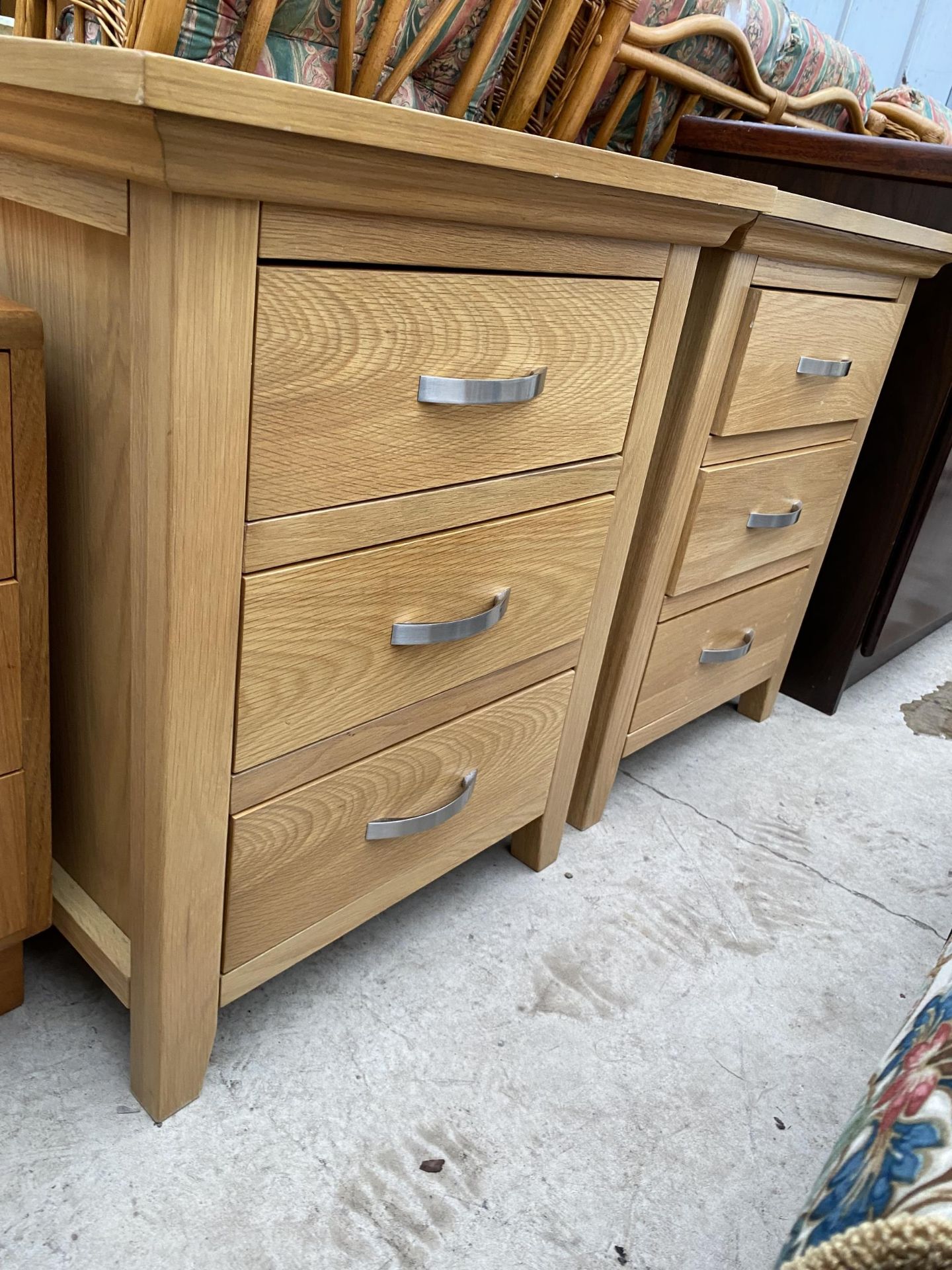 A PAIR OF MODERN OAK BEDROOM CHESTS OF THREE DRAWERS, 21" WIDE EACH - Bild 2 aus 3