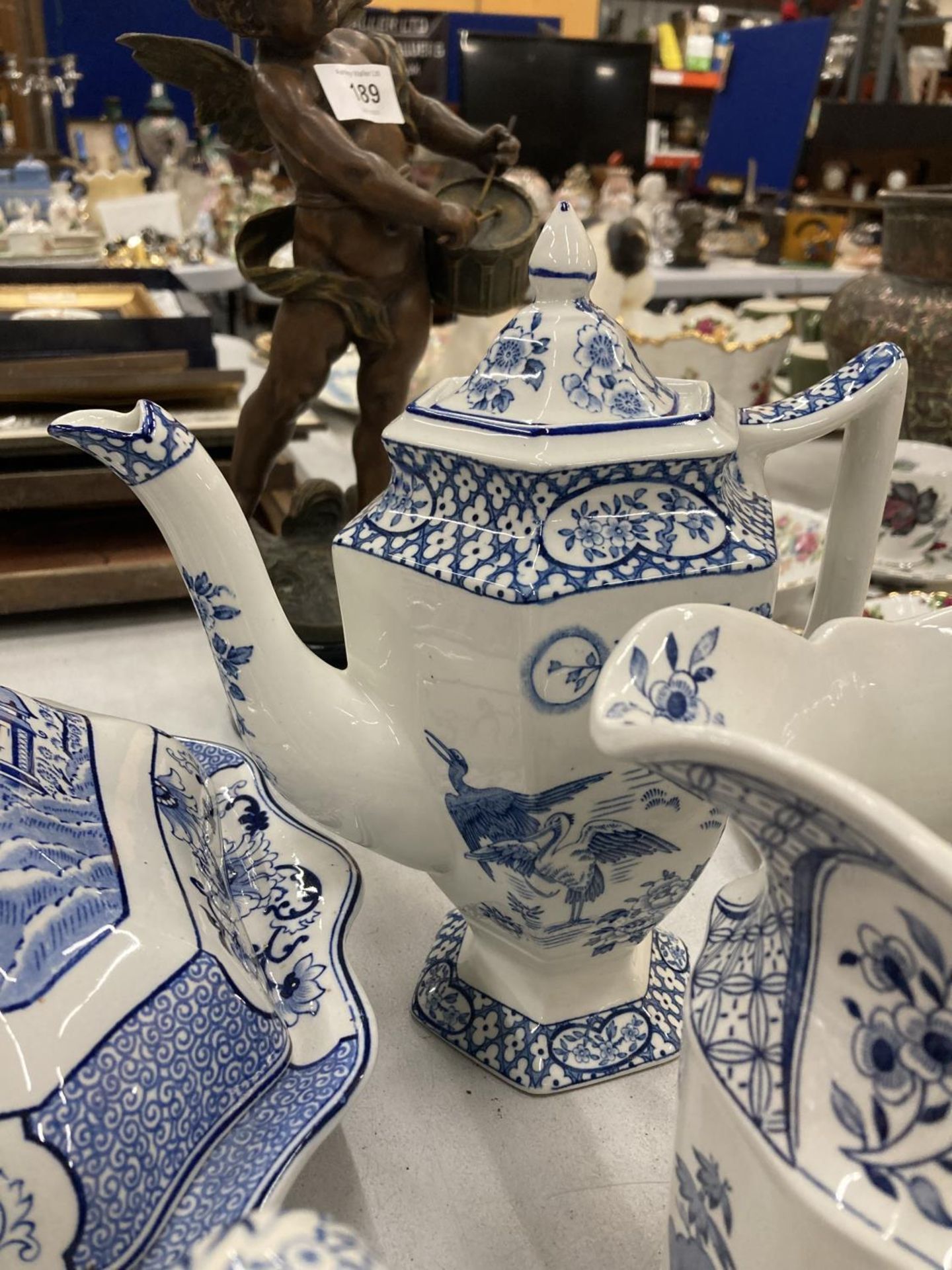 A QUANTITY OF BLUE AND WHITE WOOD AND SONS 'YUAN' POTTERY TO INCLUDE A SERVING DISH, AND JUGS PLUS A - Image 2 of 5