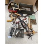A LARGE ASSORTMENT OF VINTAGE TOOLS TO INCLUDE A BRACE DRILL, A LOCK AND KEY AND A SMALL VICE ETC