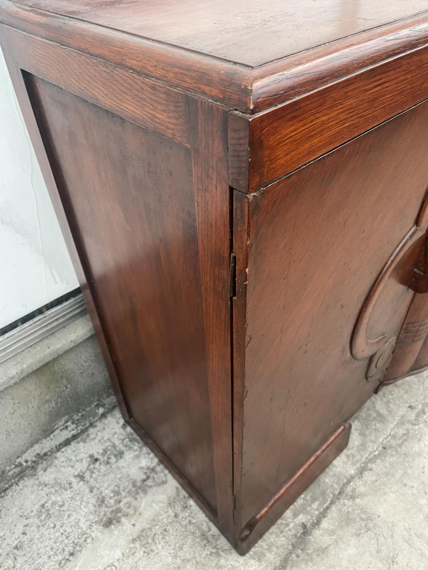 AN OAK ART DECO SIDEBOARD, 48" WIDE - Image 5 of 5