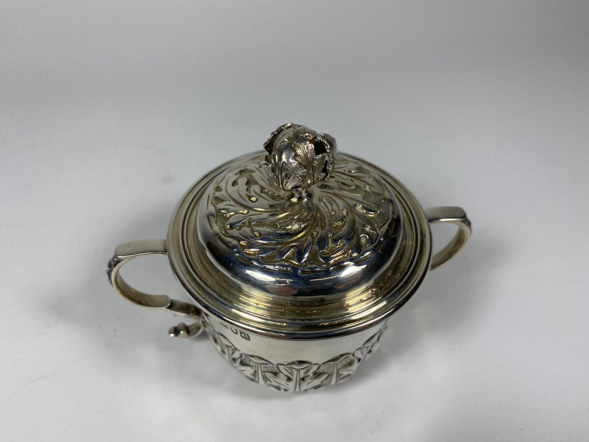 A VICTORIAN HALLMARKED SILVER LIDDED CHRISTENING CUP, MARKS FOR LONDON, 1900, WEIGHT 165G - Image 3 of 5