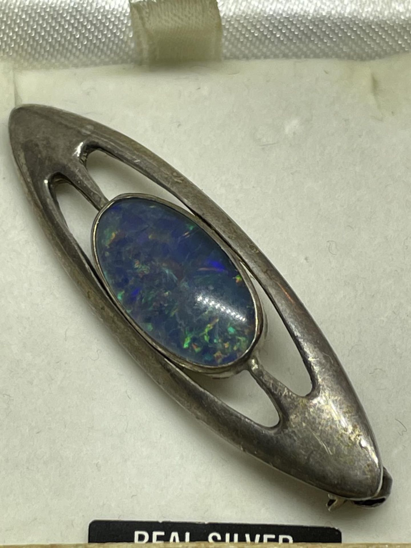 A SILVER BROOCH IN A PRESENTATION BOX - Image 2 of 2