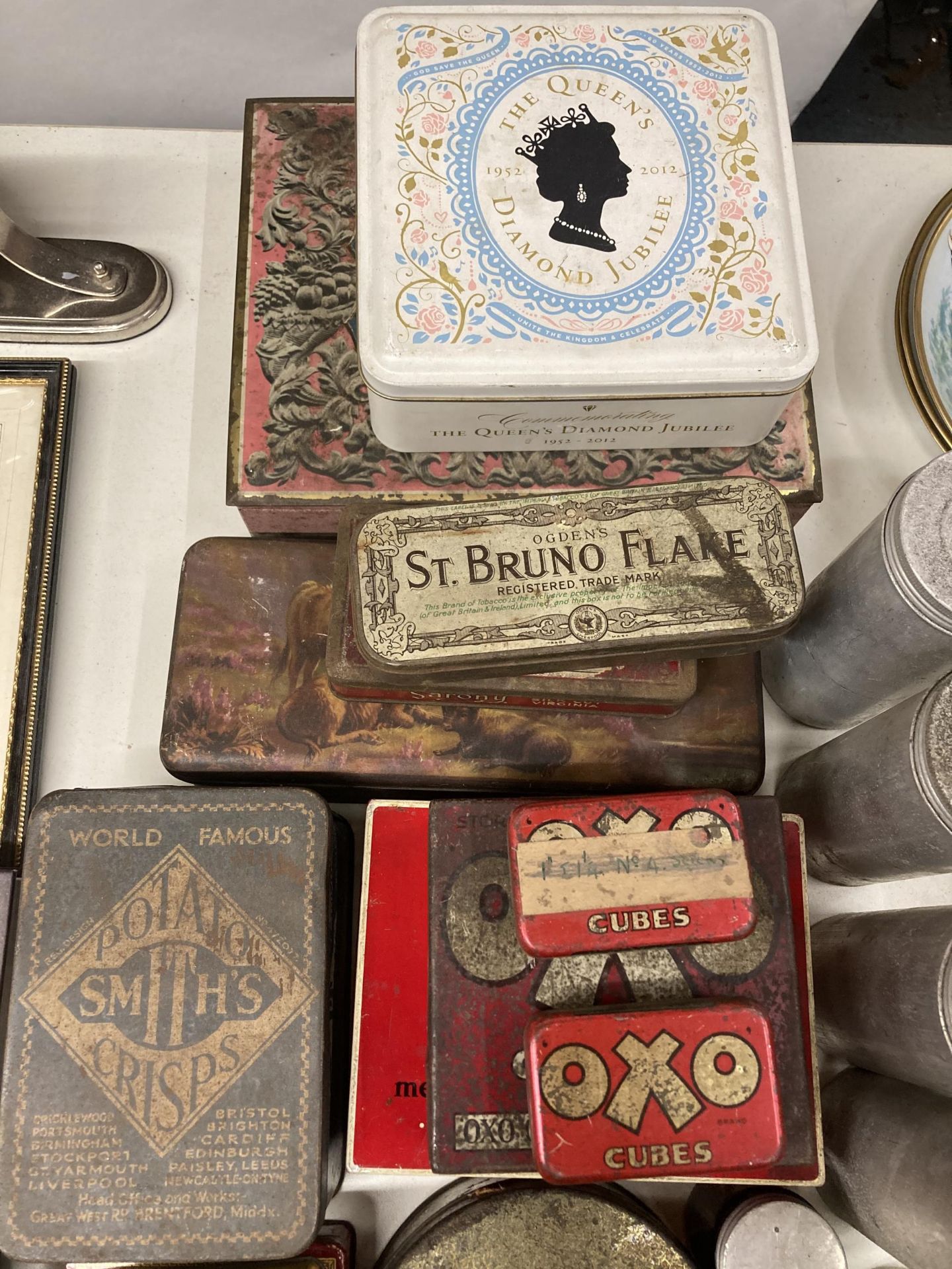 A LARGE QUANTITY OF VINTAGE TINS TO INCLUDE MEDICINAL, SMITH'S CRISPS, OXO, BISCUIT, ETC - Image 2 of 5