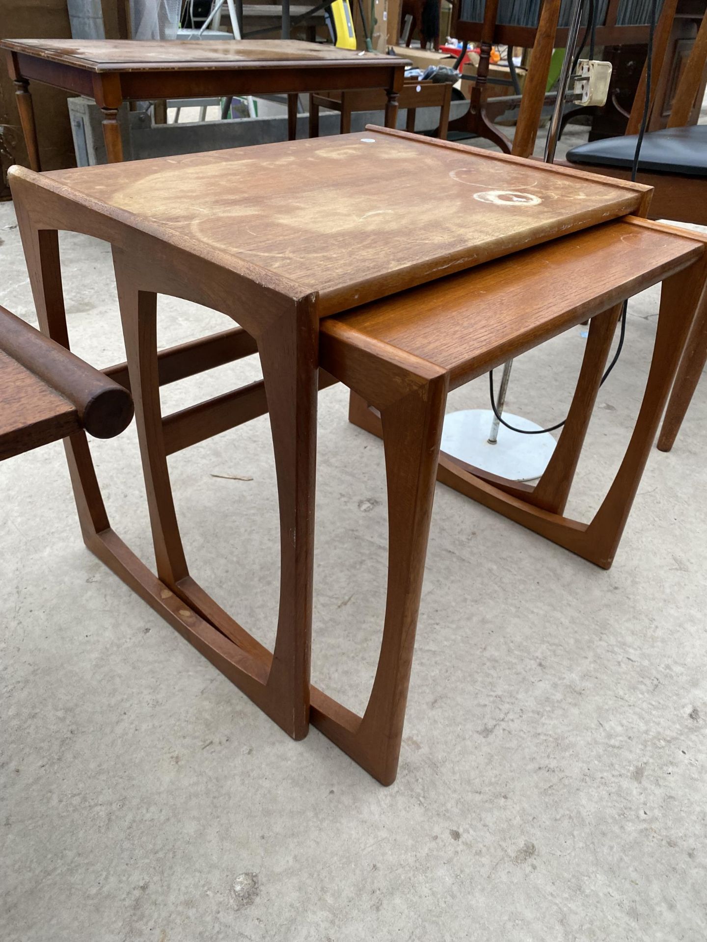 A RETRO TEAK TWO TIER COFFEE TABLE, 50X17" AND A NEST OF TWO TABLES - Bild 2 aus 3