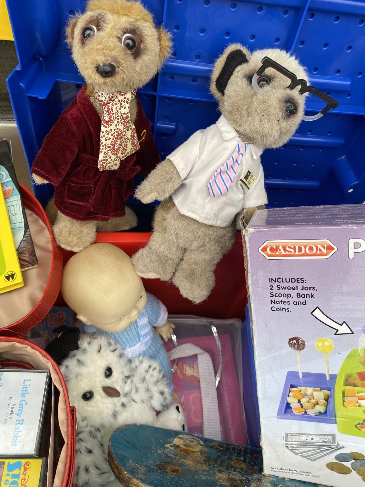 AN ASSORTMENT OF TOYS TO INCLUDE MEERKATS AND VEHICLES ETC - Image 4 of 5