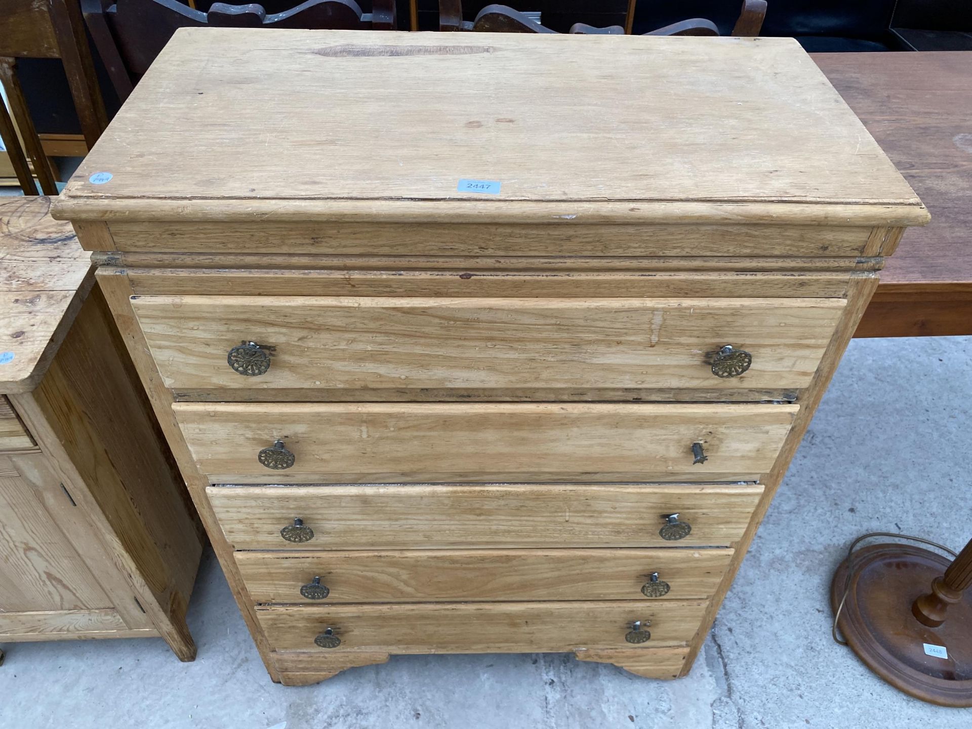 A MID 20TH CENTURY CHEST OF FIVE DRAWERS, 31" WIDE