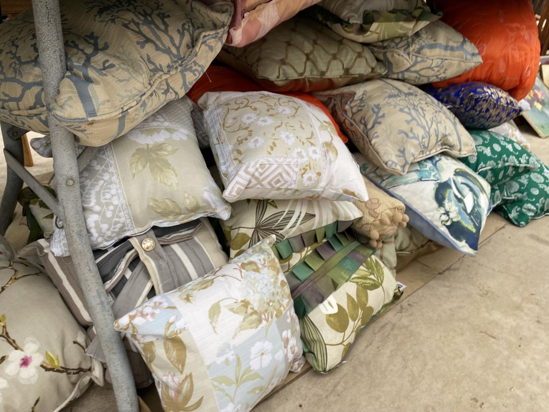 A LARGE QUANTITY OF PLUSH SCATTER CUSHIONS - Image 3 of 3
