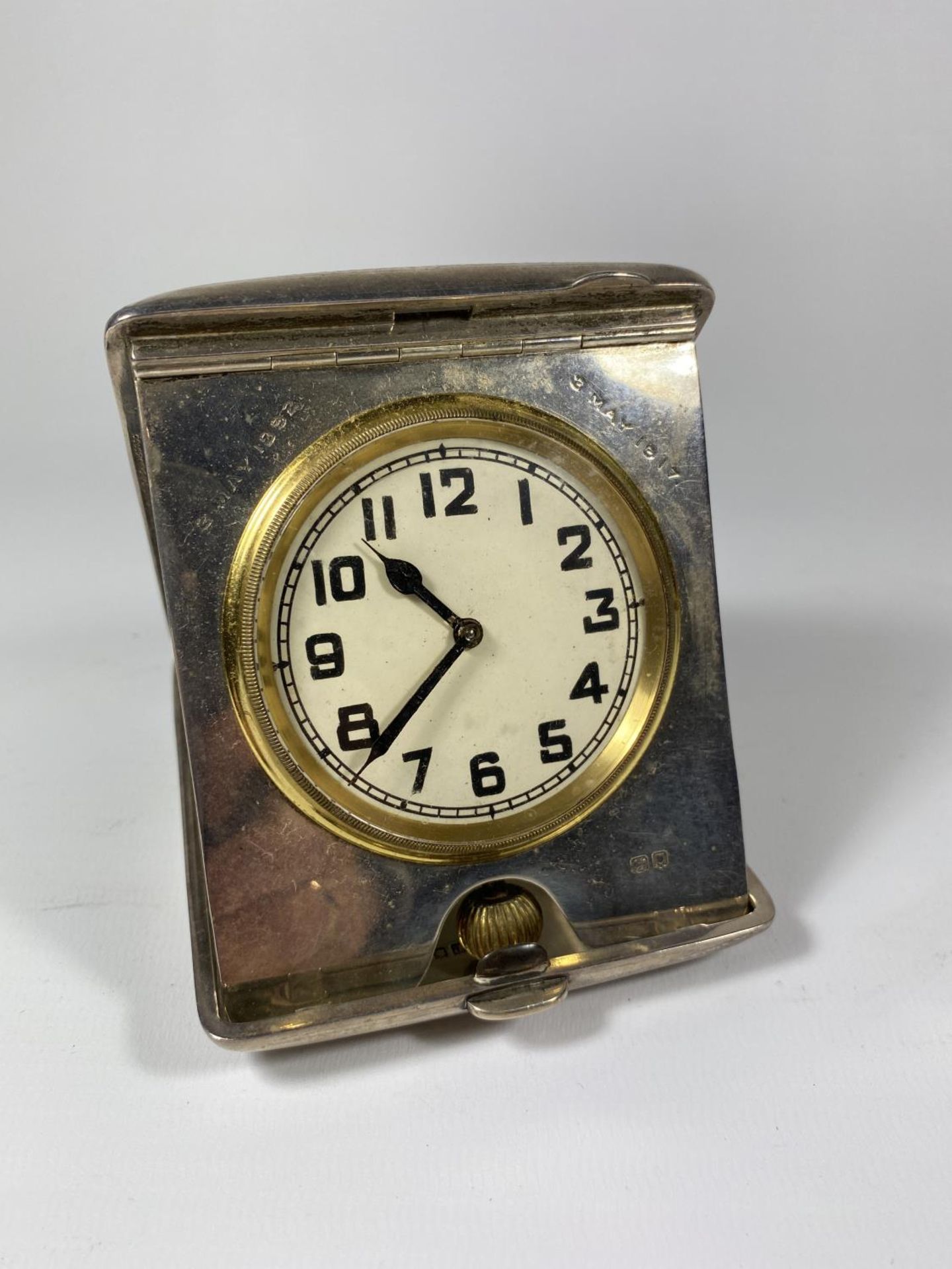 A GEORGE V GOLDSMITHS & SILVERMITHS CO LTD HALLMARKED SILVER TRAVEL CLOCK & CASE, DATES TO LONDON,