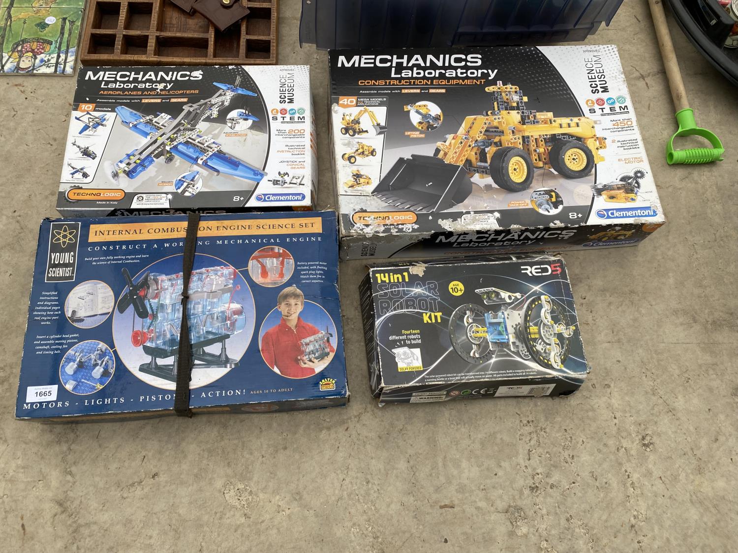FOUR BOXED CHILDRENS TOYS TO INCLUDE A MECHANICS LABORATORY LOADING SHOVEL AND A SOLAR ROBOT KIT ETC