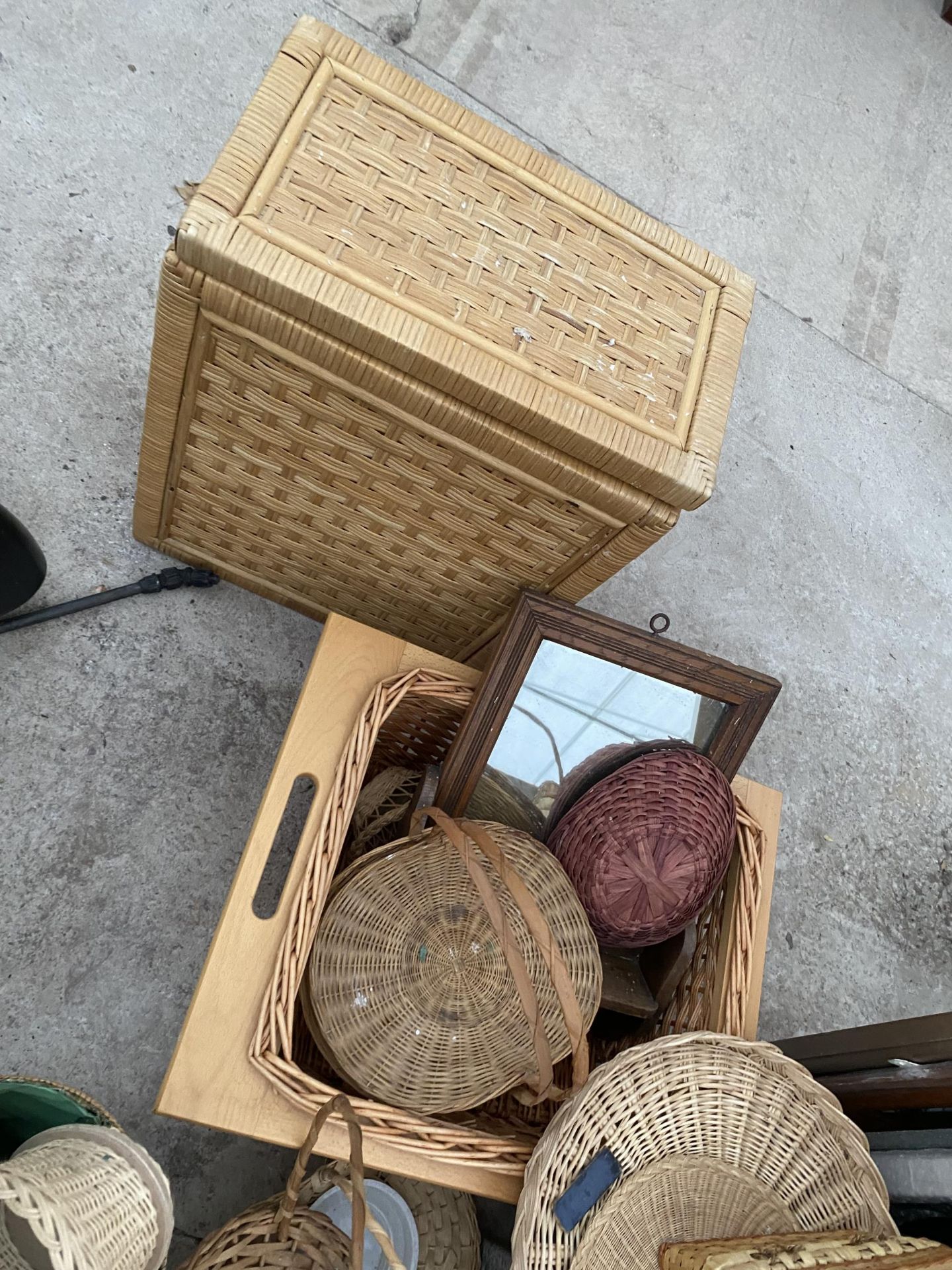 A LARGE QUANTITY OF WICKER BASKETS AND A SMALL DRESSING TABLE MIRROR - Image 2 of 4