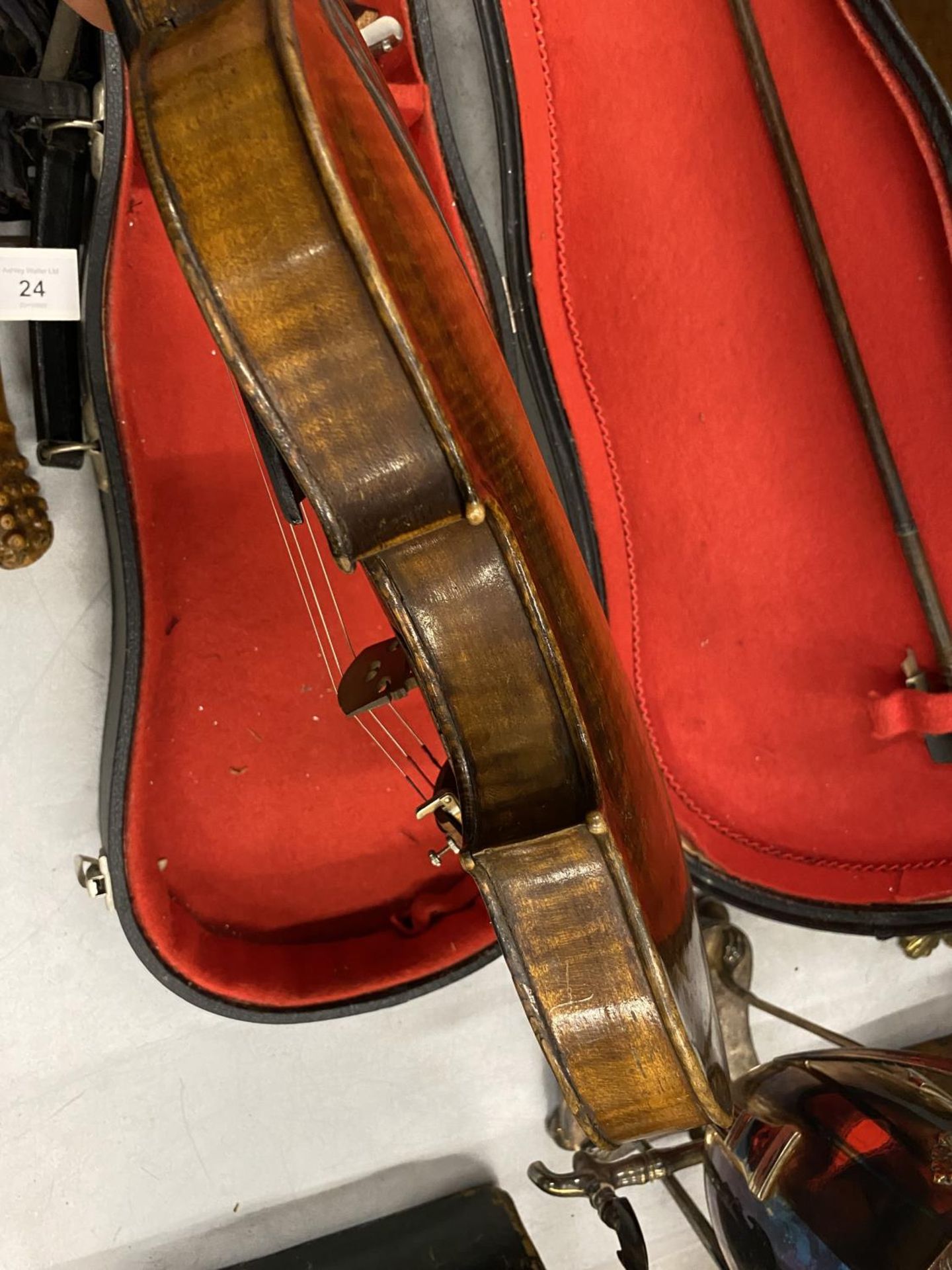 A 19TH CENTURY CASED VIOLIN WITH PAPER LABEL TO INTERIOR - 'JOANNES GEORGIUS' (DATE DIFFICULT TO - Image 4 of 10