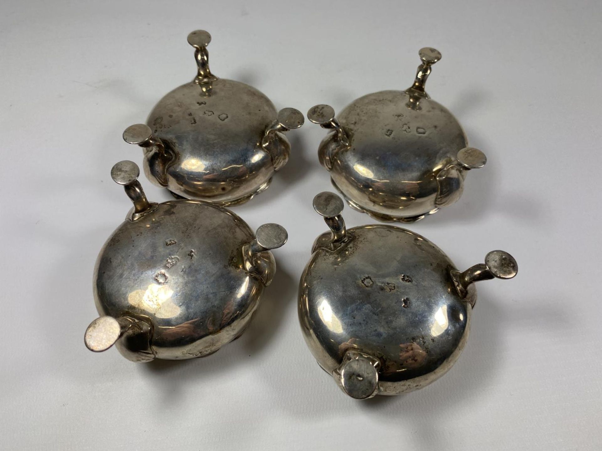 A SET OF FOUR GEORGE II SALT CELLARS ON HOOF FEET, DATES TO LONDON, 1752, TOTAL WEIGHT 392G - Image 4 of 6