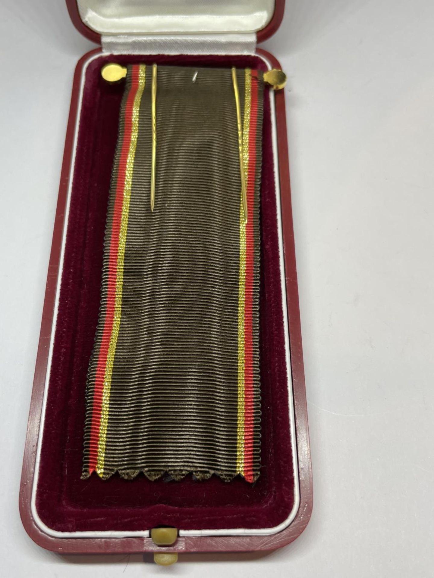 A BOXED MILITARY MEDAL - Image 3 of 3