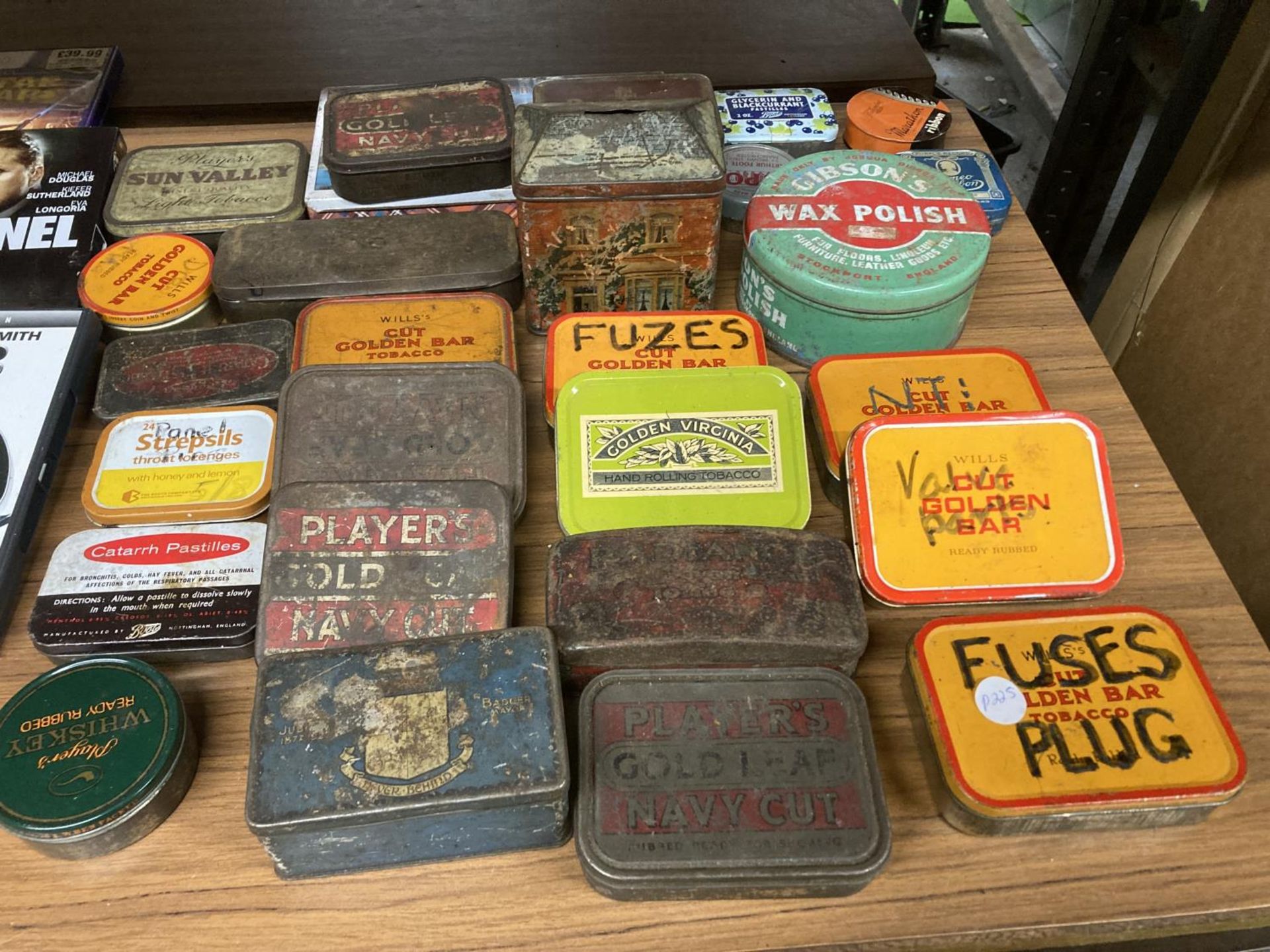 A LARAGE QUANTITY OF VINTAGE TINS TO INCLUDE MAINLY TOBACCO