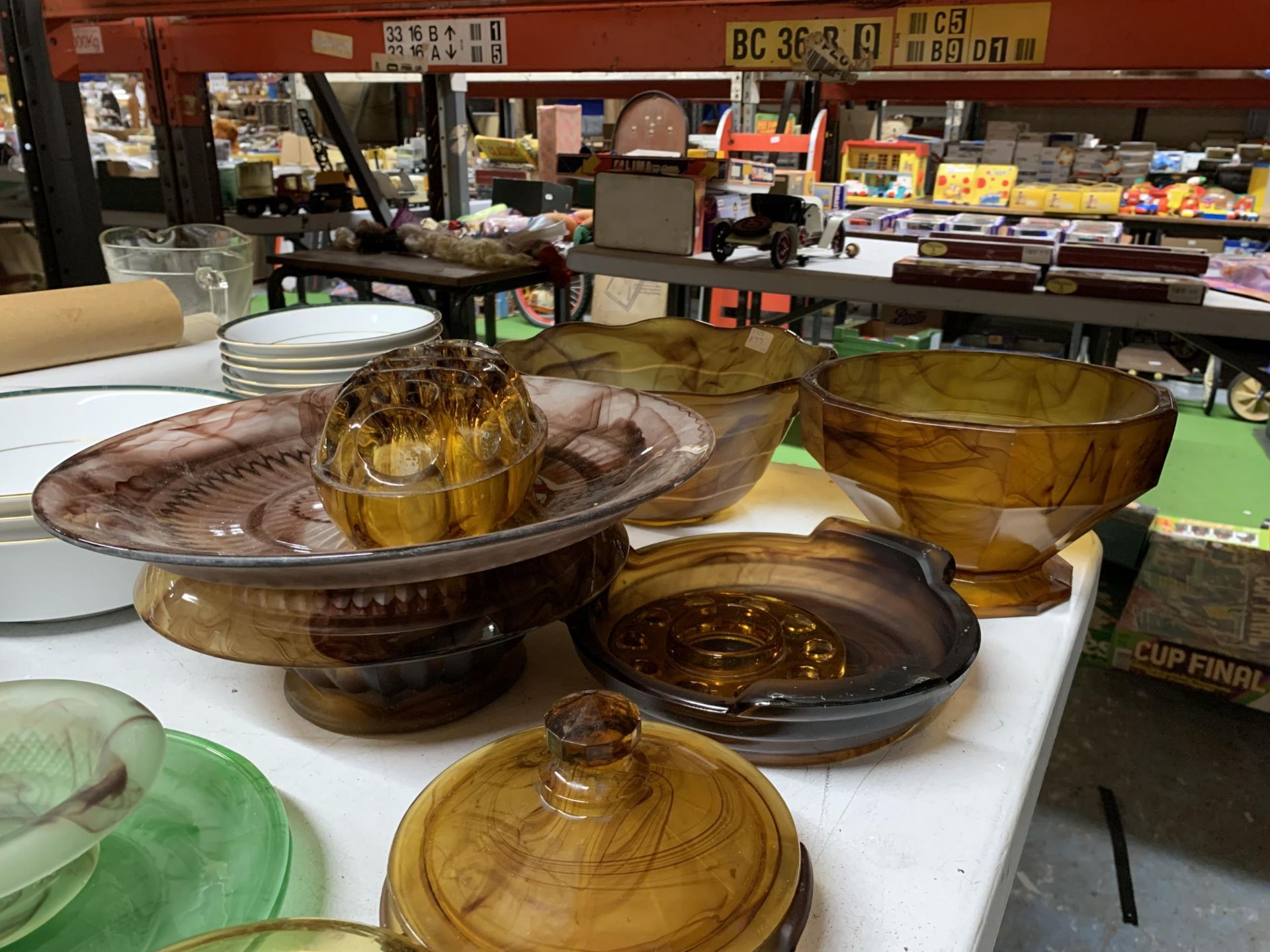 A LARGE QUANTITY OF CLOUD GLASS IN VARIOUS COLOURS TO INCLUDE BOWLS, PLATES, FROGS, ETC - Bild 3 aus 3