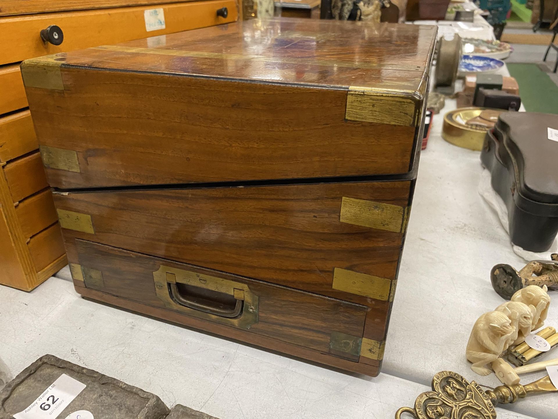 A MAHOGANY AND BRASS CAMPAIGN WRITING SLOPE WITH SECRET SIDE DRAWER, 25 X 25 X 51CM - Image 2 of 4