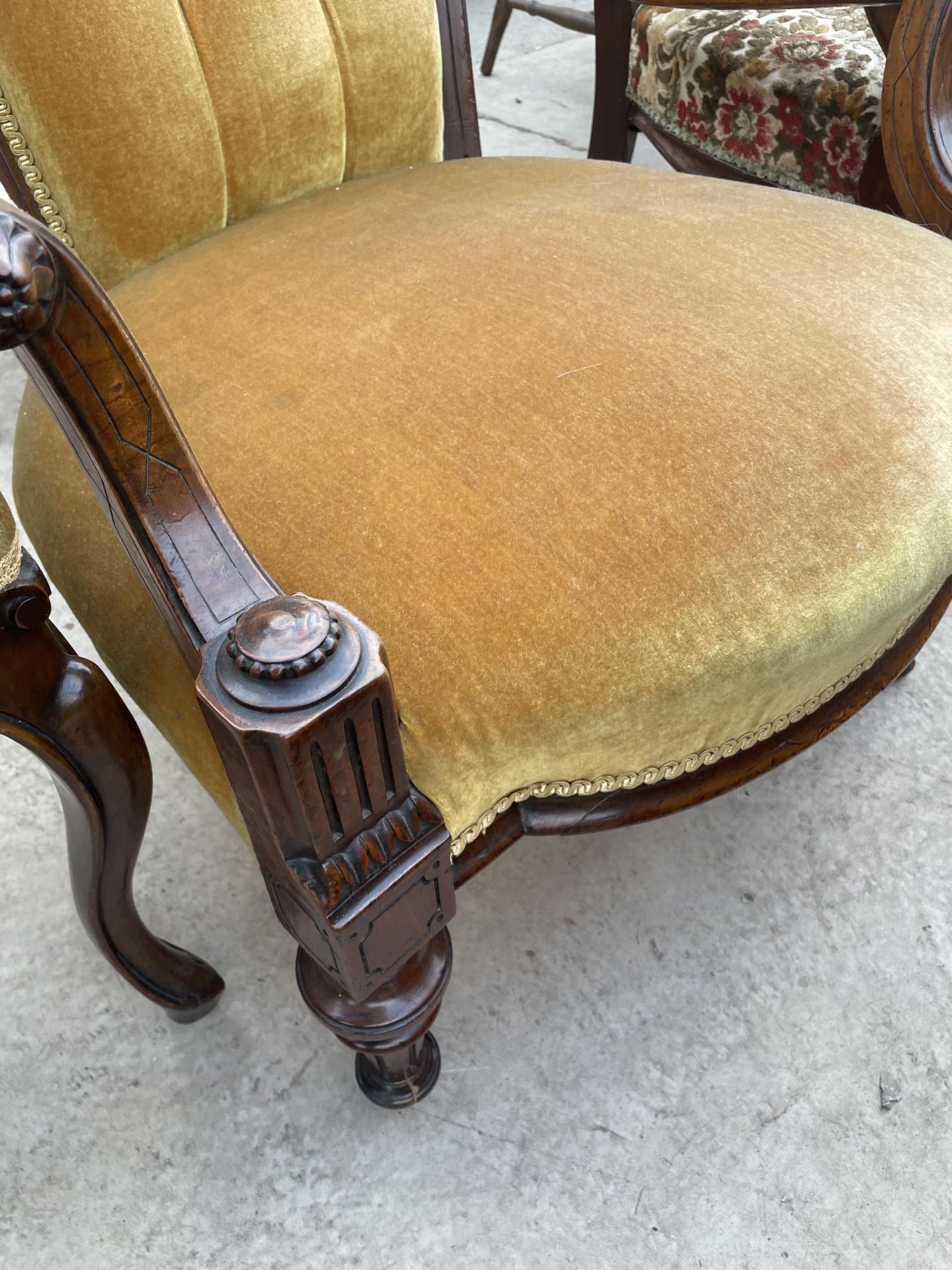 A VICTORIAN WALNUT FIRESIDE CHAIR ON TURNED AND FLUTED FRONT LEGS AND BUTTON BACKS - Image 3 of 3