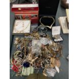 A QUANTITY OF COSTUME JEWELLERY TO INCLUDE BOXED NECKLACES, BRACELETS, BANGLES, BROOCHES, RINGS, ETC