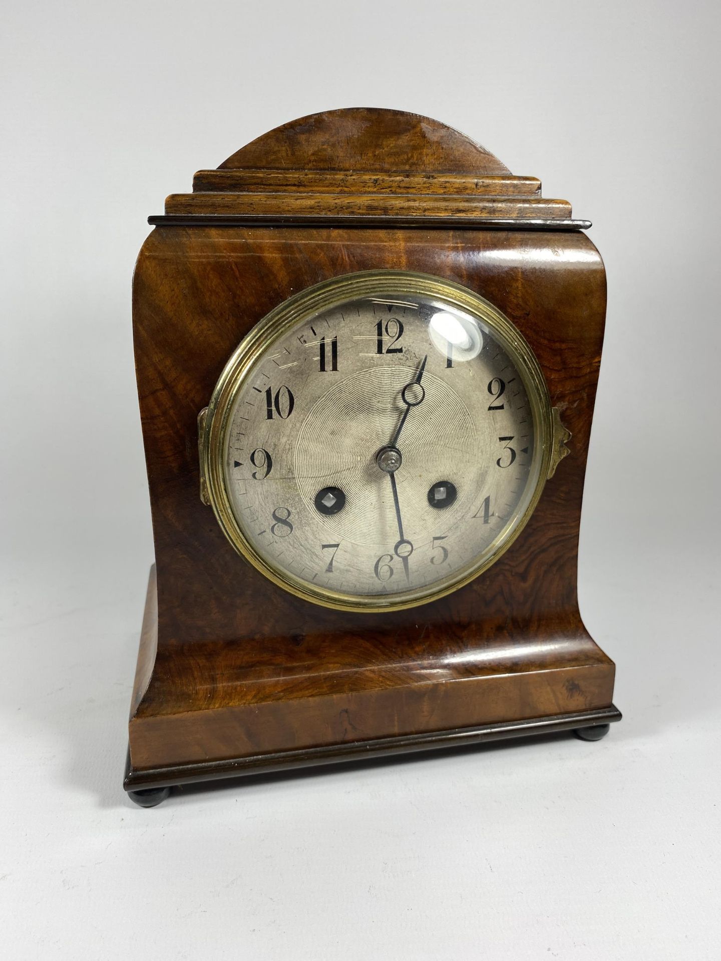 A 19TH CENTURY FRENCH WALNUT CASED CHIMING MANTLE CLOCK, HEIGHT 23CM