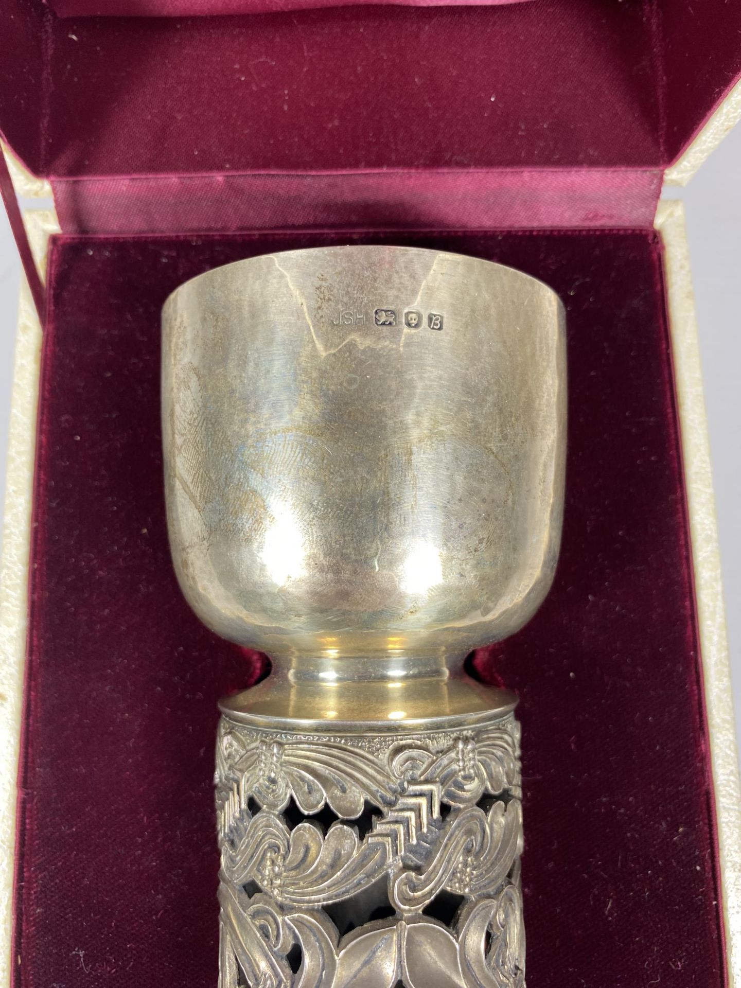 A BOXED 1976 AURUM HALLMARKED SILVER LIMITED EDITION COMMEMORATIVE CUP, WEIGHT 327G - Image 4 of 5